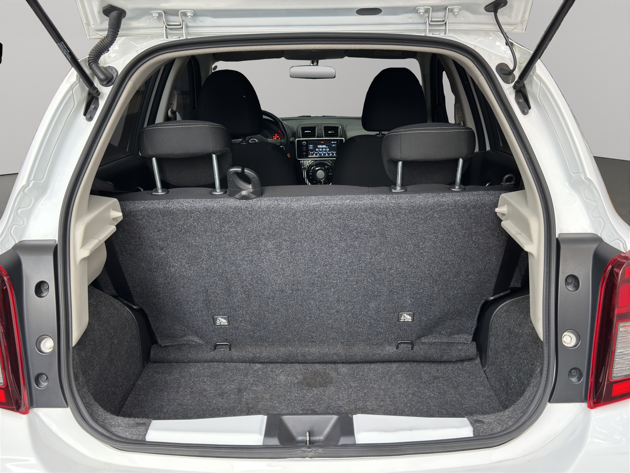 Nissan March 5 pts. HB Exclusive, TM5, a/ac. Aut., VE, RA-16 2024
