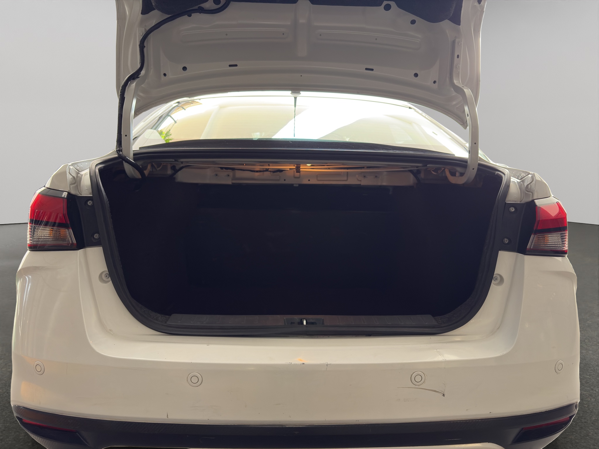 Nissan Versa 4 pts. Sense, CVT, a/ac., VE, R-15 2021