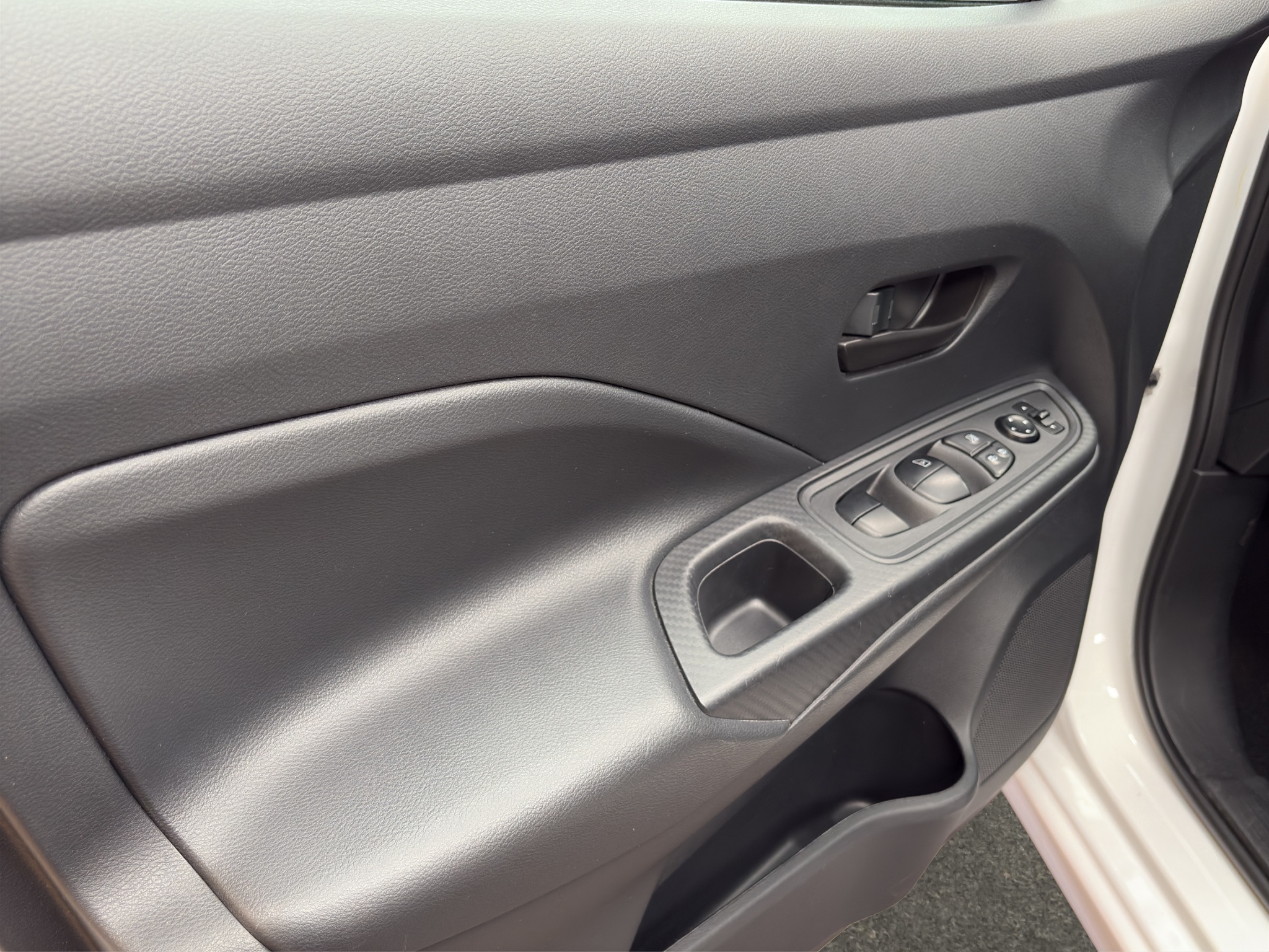 Nissan Versa 4 pts. Sense, CVT, a/ac., R-15 2024