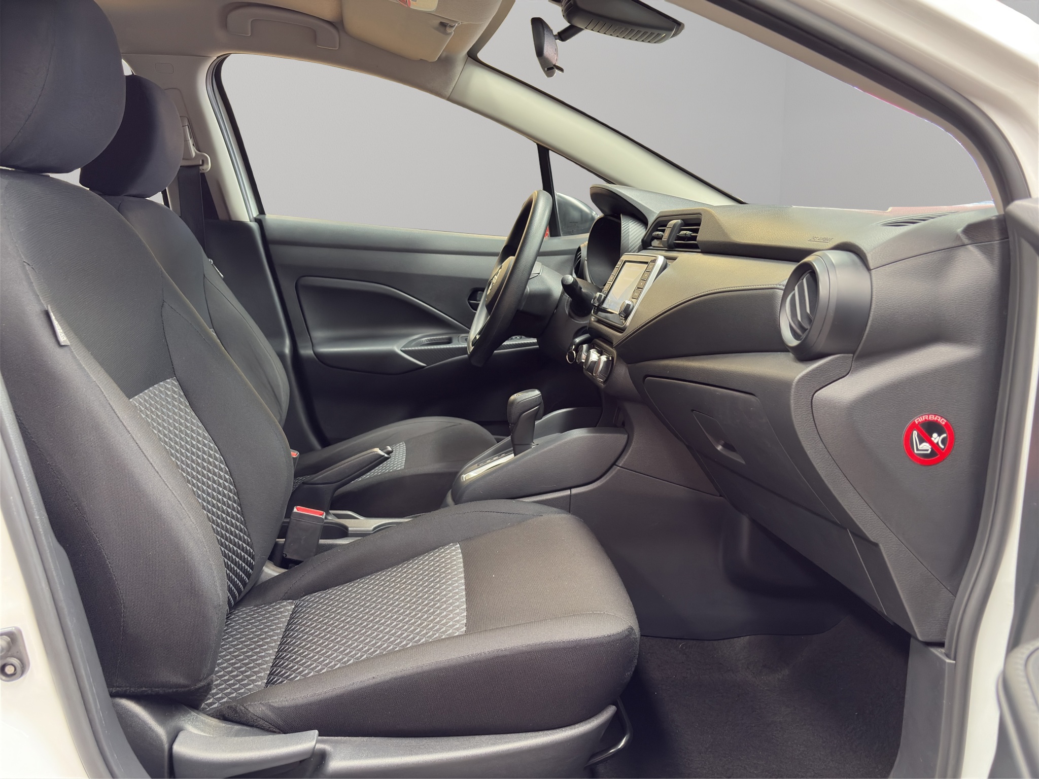 Nissan Versa 4 pts. Sense, CVT, a/ac., R-15 2024