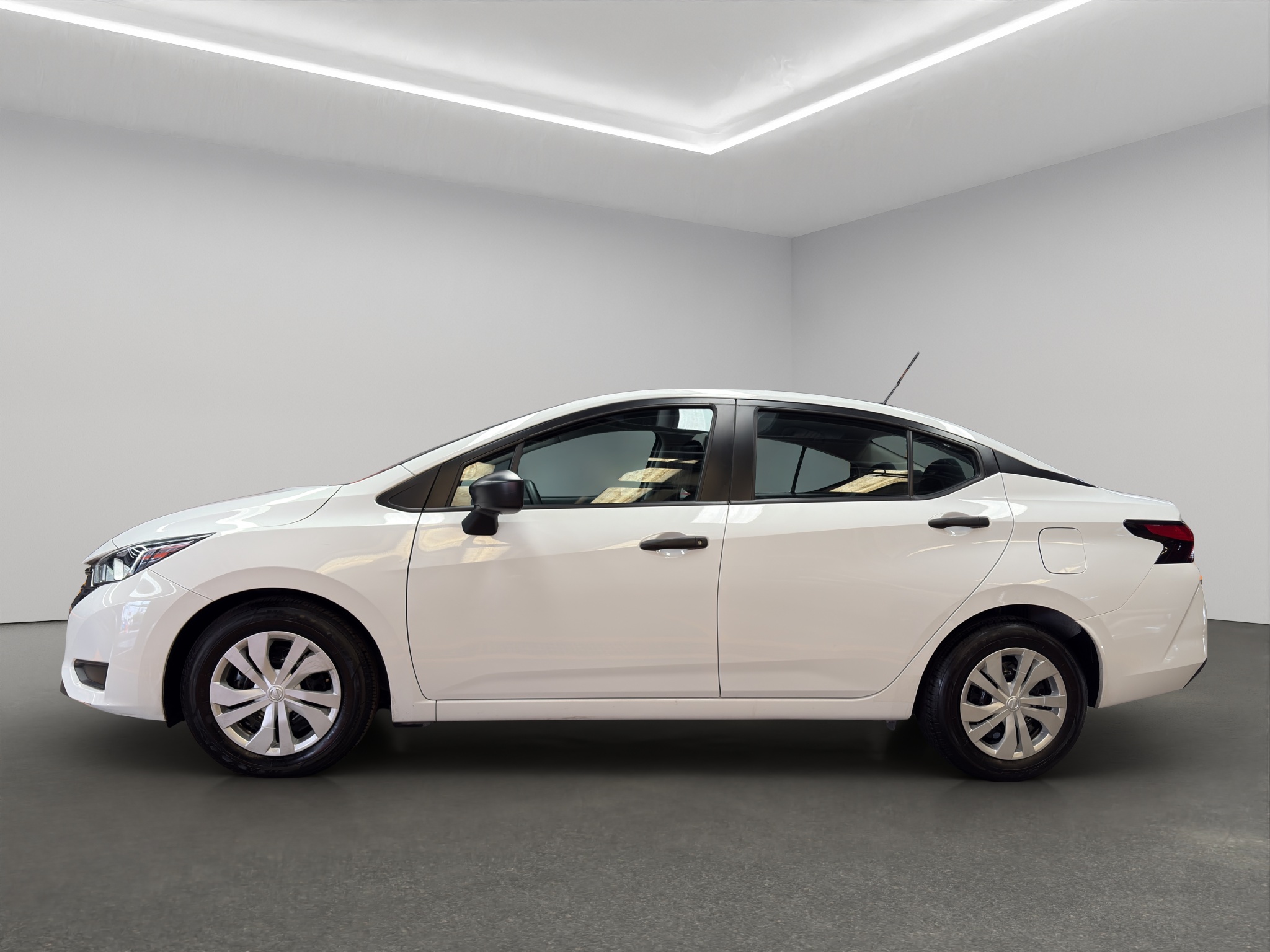 Nissan Versa 4 pts. Sense, CVT, a/ac., R-15 2024