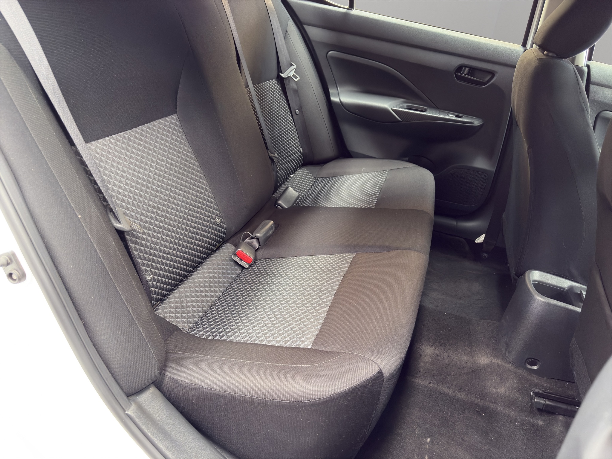 Nissan Versa 4 pts. Sense, CVT, a/ac., R-15 2024