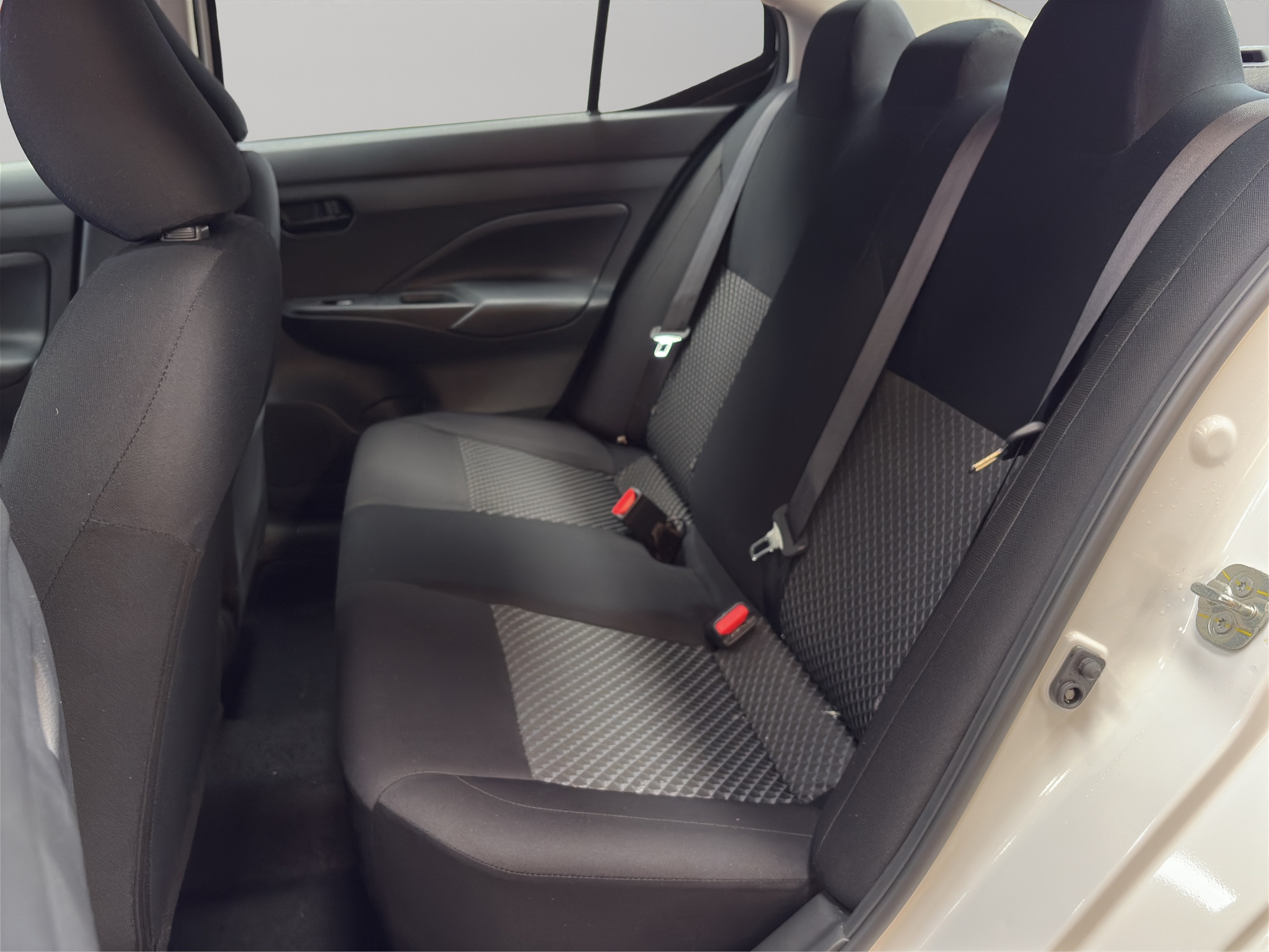 Nissan Versa 4 pts. Sense, CVT, a/ac., R-15 2024