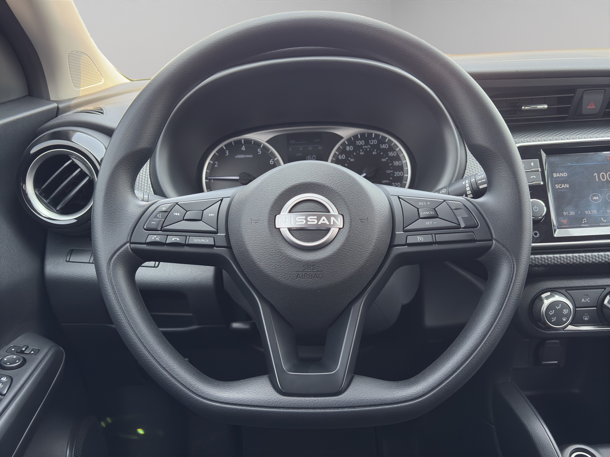 Nissan Kicks  5 pts. Play Advance, 1.6l, TM5, RA-17 (línea nueva) 2025