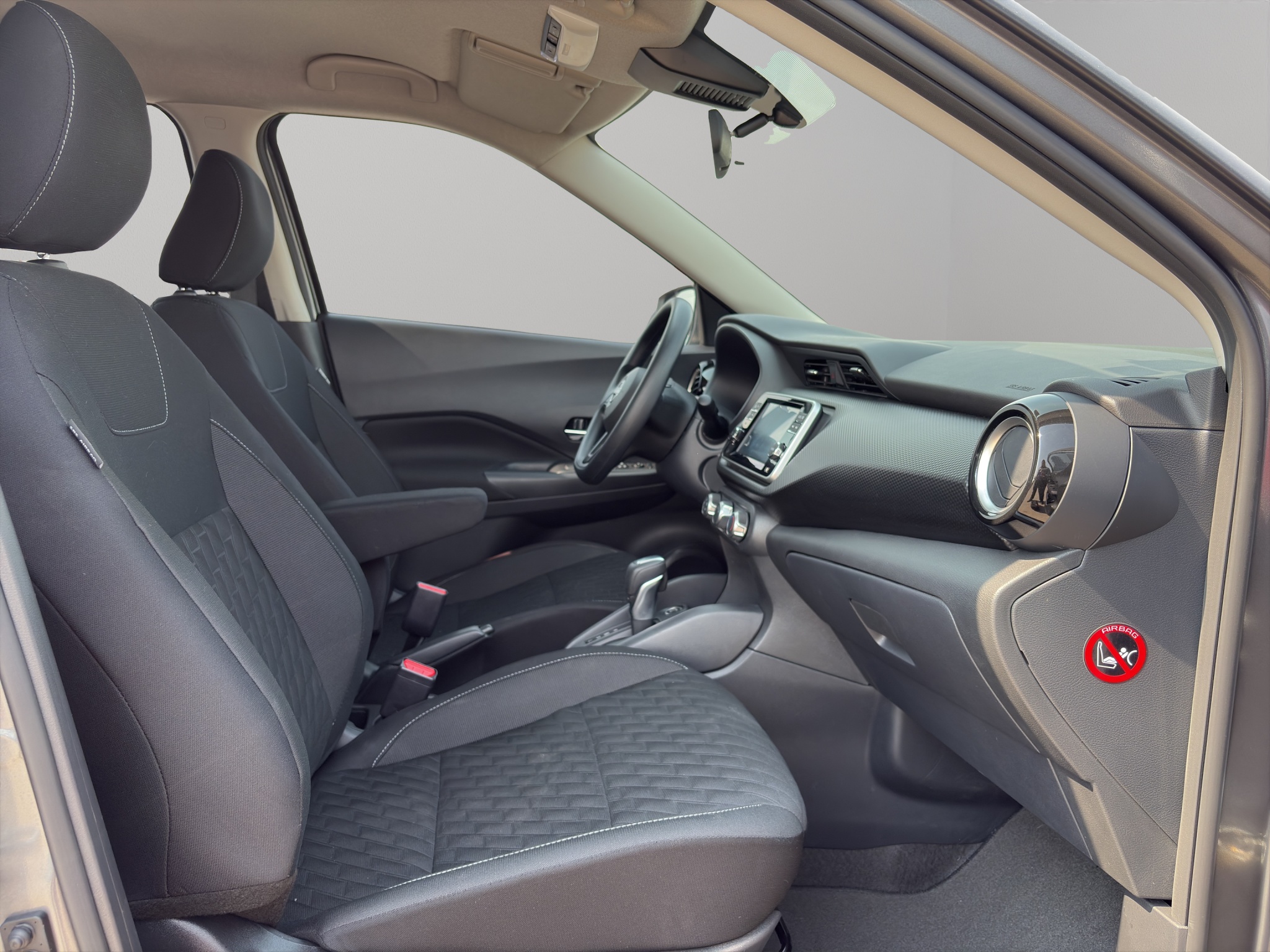 Nissan Kicks  5 pts. Play Advance, 1.6l, TM5, RA-17 (línea nueva) 2025