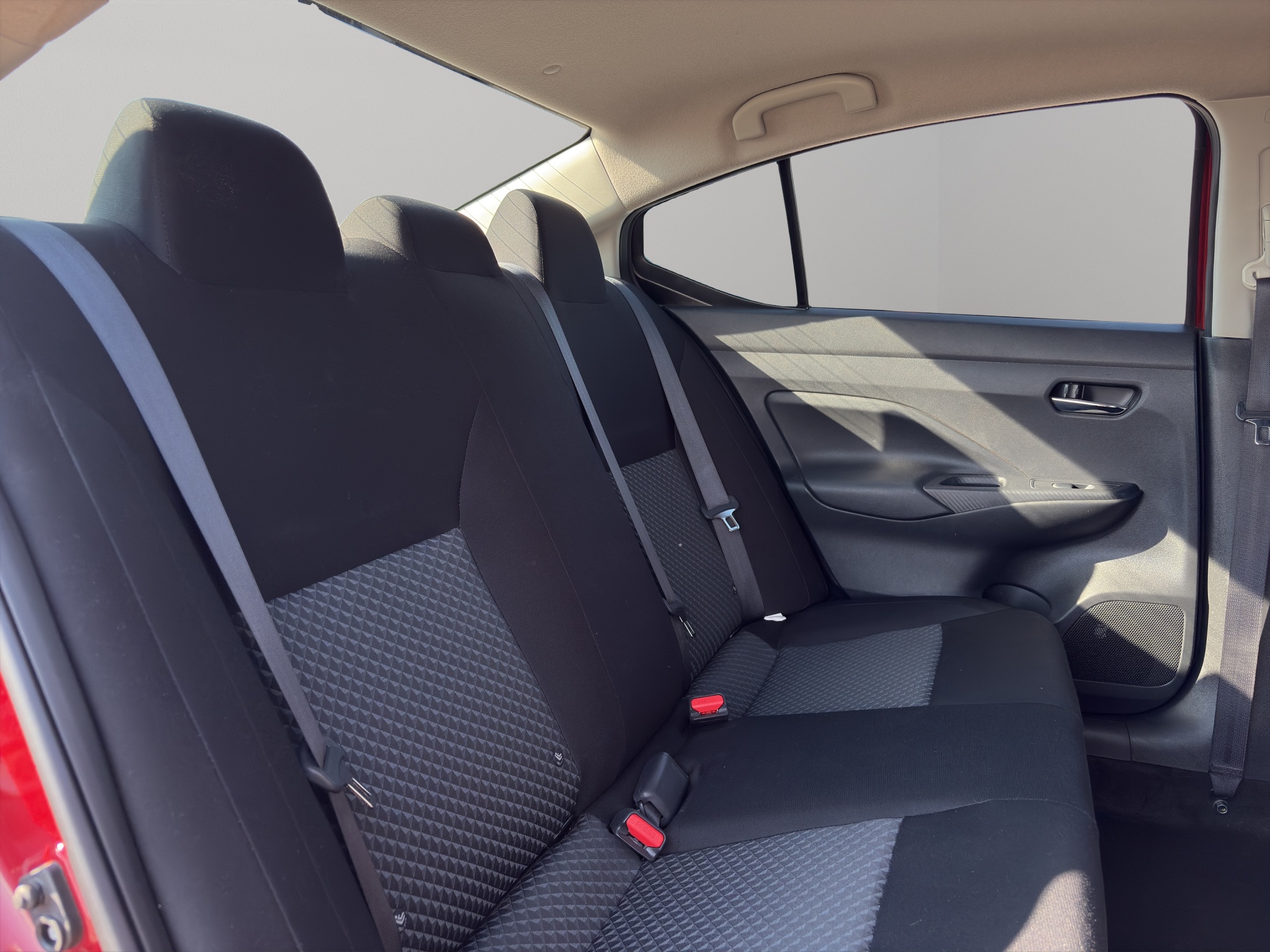 Nissan Versa 4 pts. Sense, CVT, a/ac., VE, R-15 (línea anterior) 2022