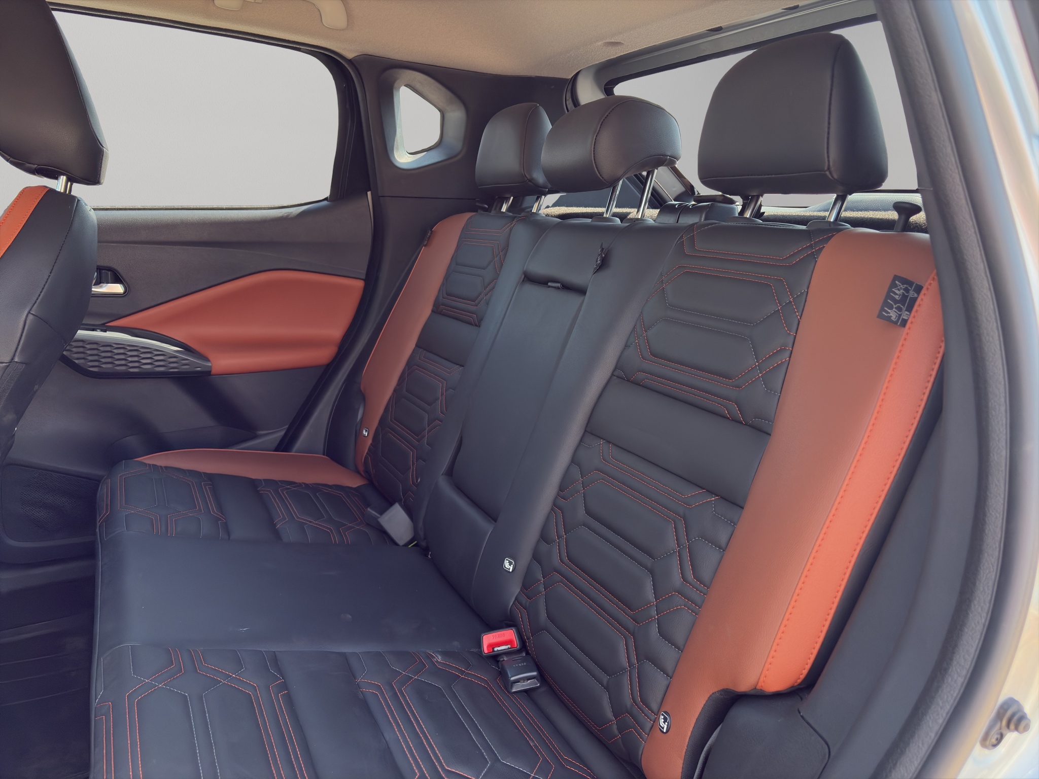 Nissan Magnite  5 pts. Exclusive, 1.0T, TM5, piel, RA-16 2025