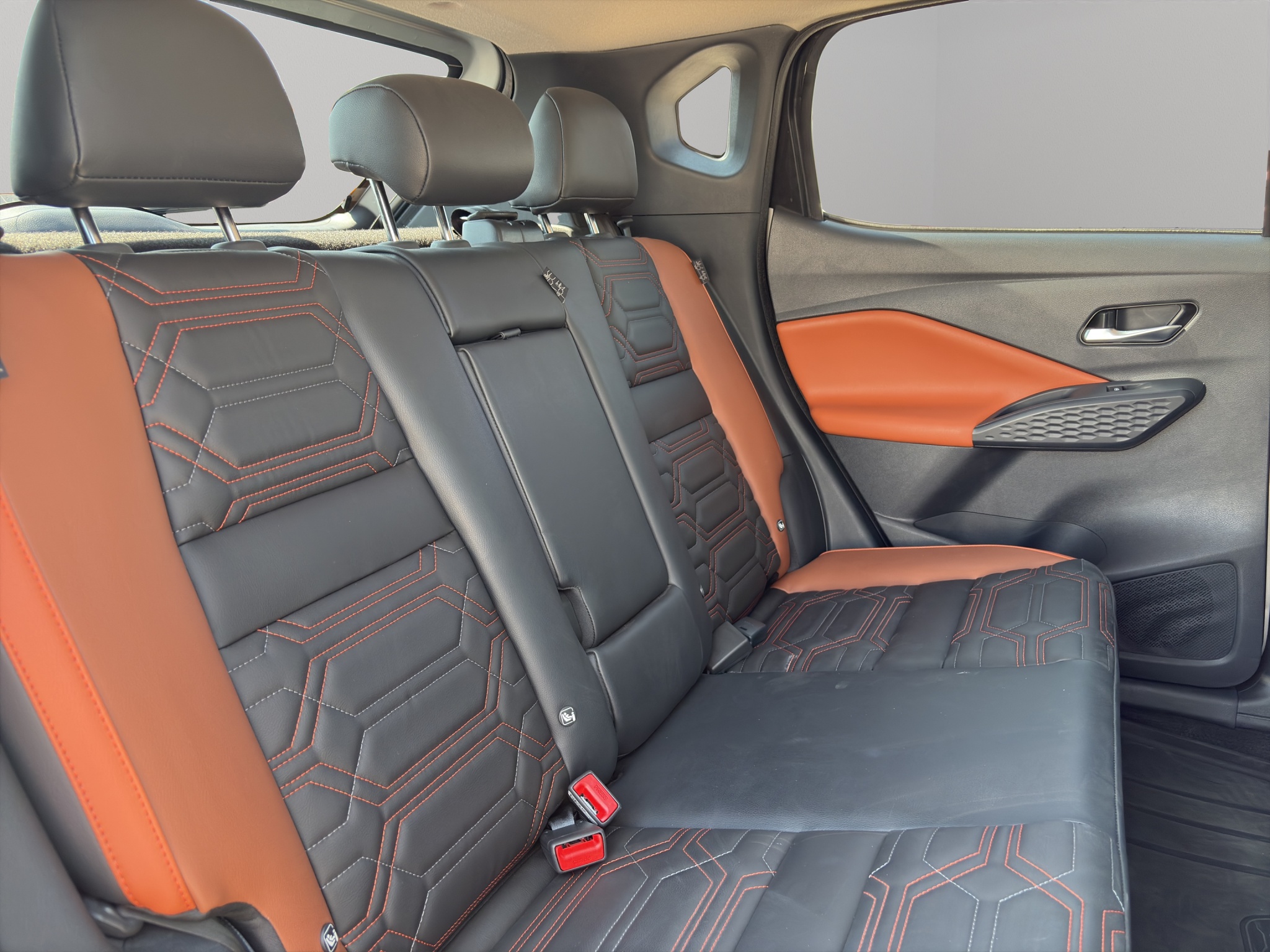 Nissan Magnite  5 pts. Exclusive, 1.0T, TM5, piel, RA-16 2025