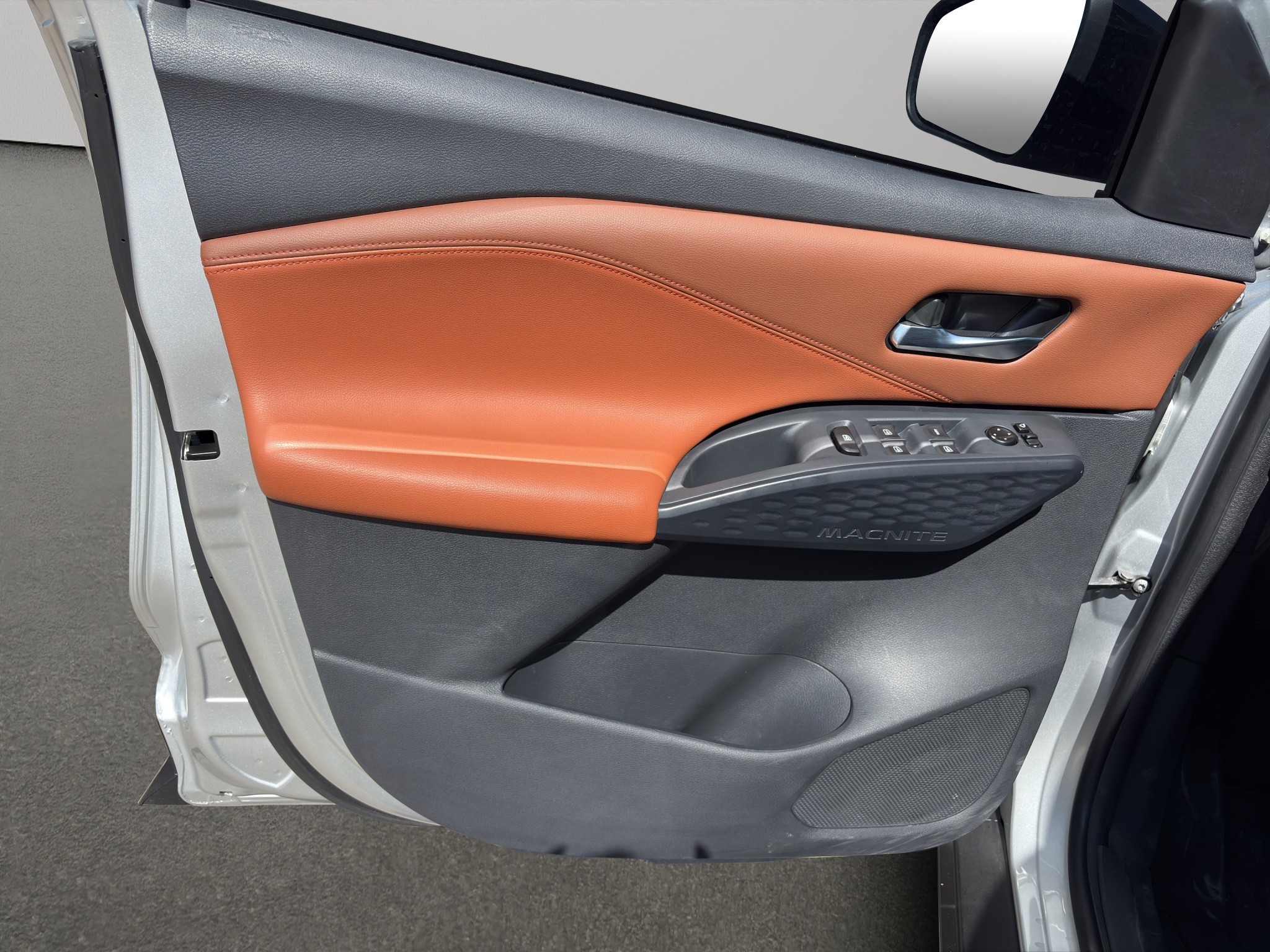 Nissan Magnite  5 pts. Exclusive, 1.0T, TM5, piel, RA-16 2025