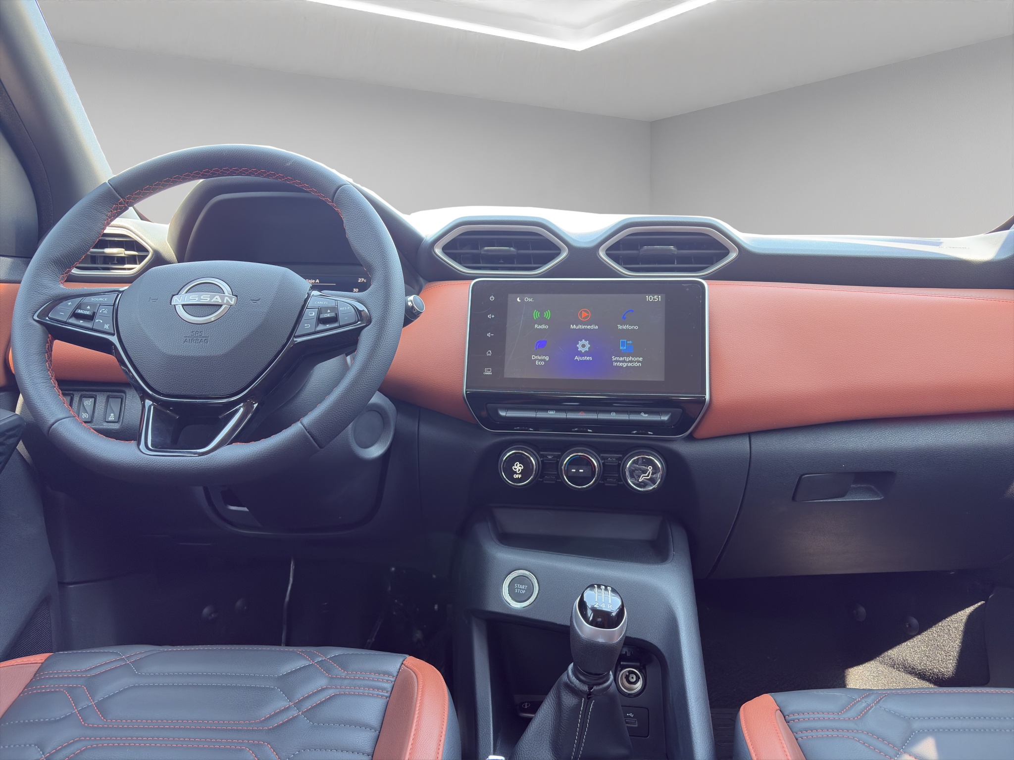 Nissan Magnite  5 pts. Exclusive, 1.0T, TM5, piel, RA-16 2025