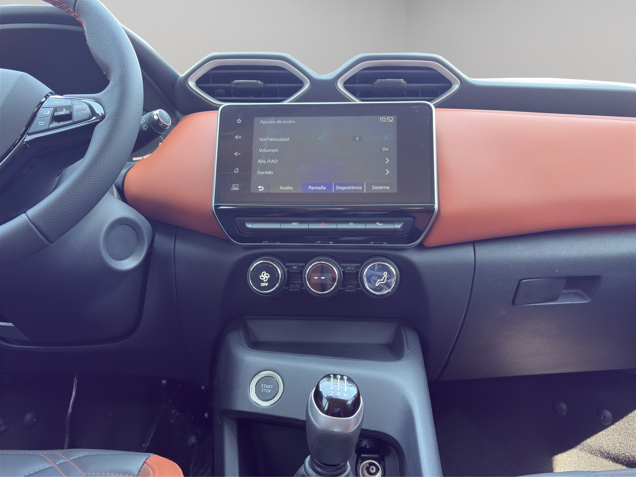 Nissan Magnite  5 pts. Exclusive, 1.0T, TM5, piel, RA-16 2025