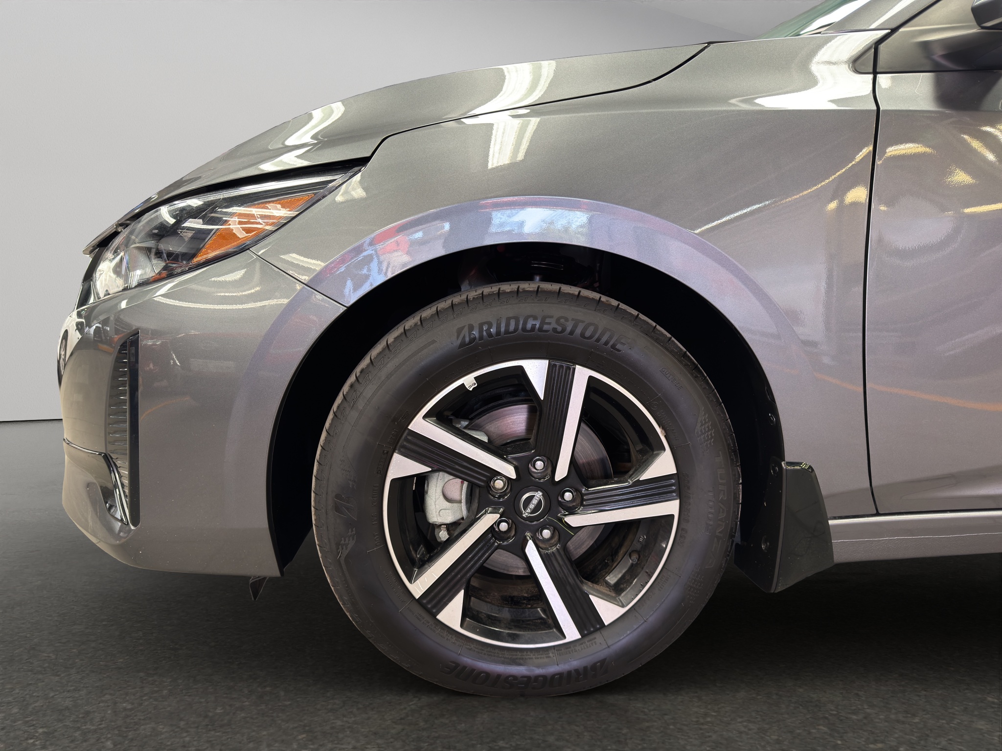 Nissan Sentra 4 pts. Advance, TM6, a/ac., f. niebla, RA-16 (línea anterior) 2025