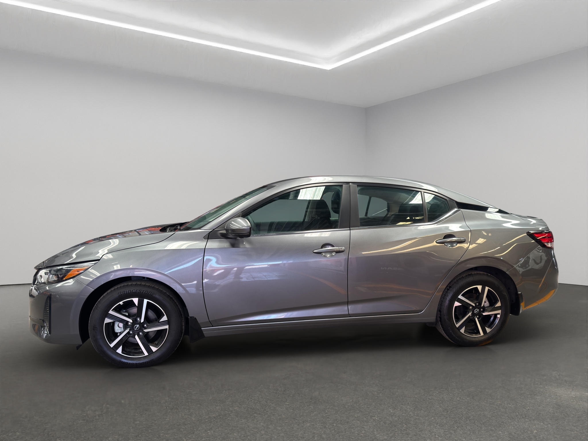 Nissan Sentra 4 pts. Advance, TM6, a/ac., f. niebla, RA-16 (línea anterior) 2025