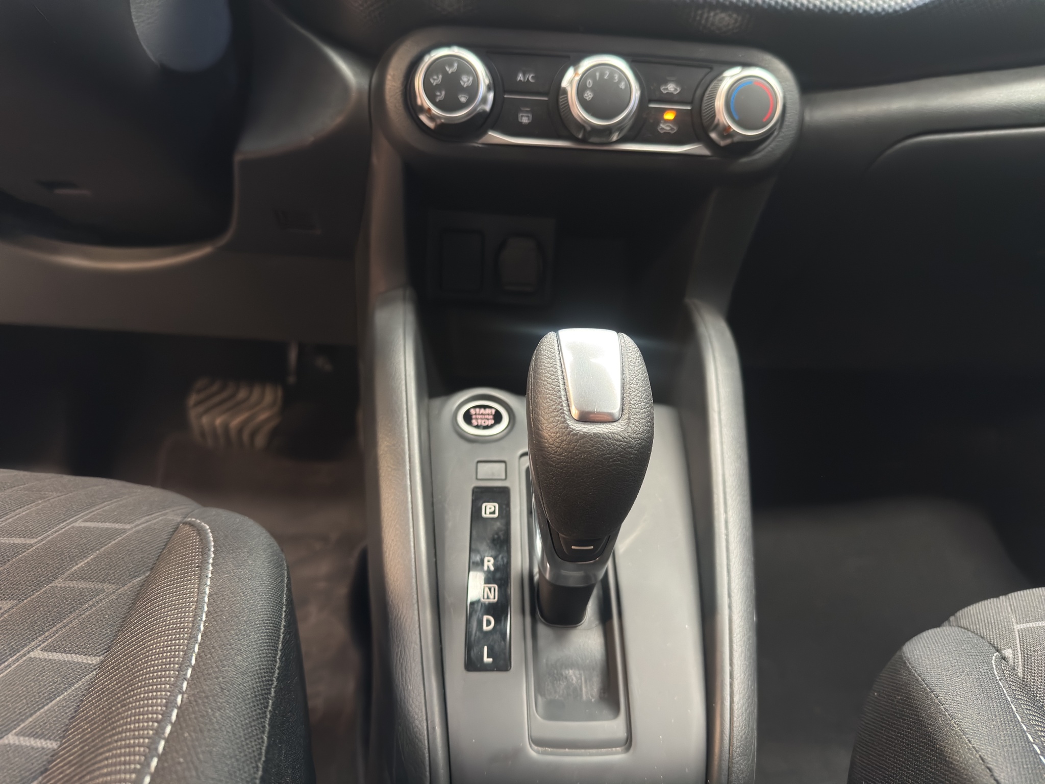 Nissan Kicks  5 pts. Play Advance, 1.6l, CVT, RA-17 (línea nueva) 2025