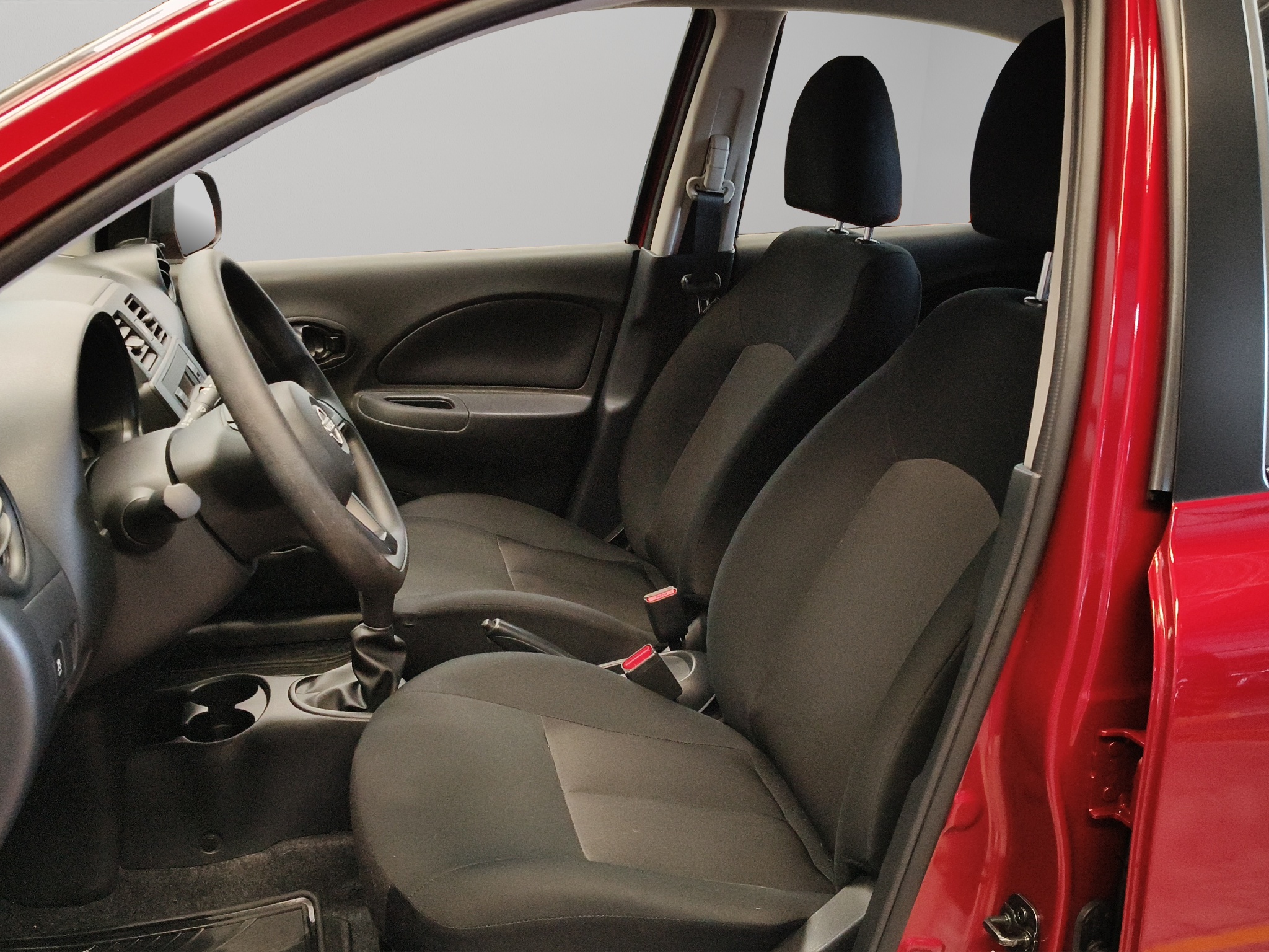 Nissan March 5 pts. HB Sense, TM5, a/ac., R-14 2025