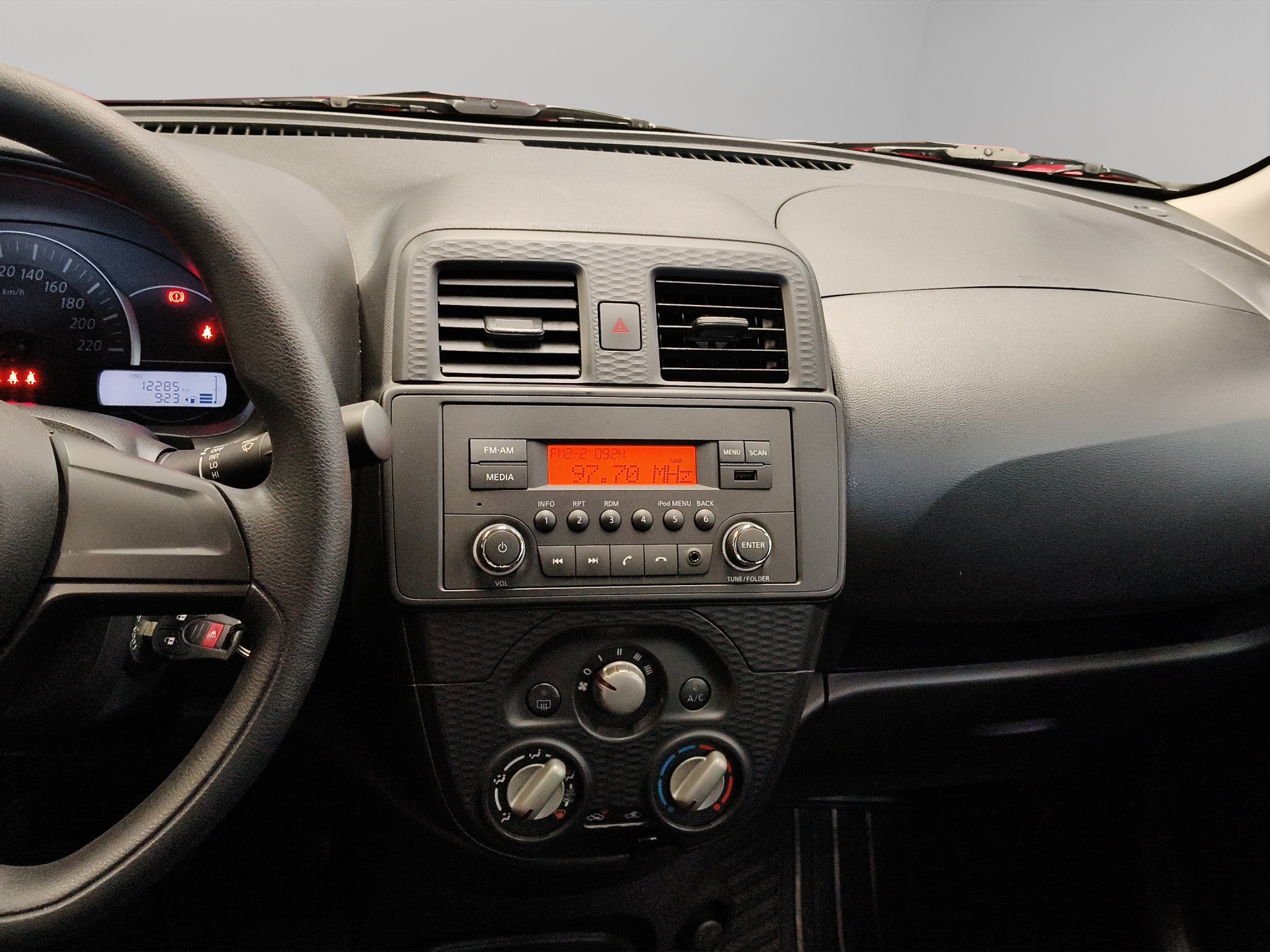 Nissan March 5 pts. HB Sense, TM5, a/ac., R-14 2025