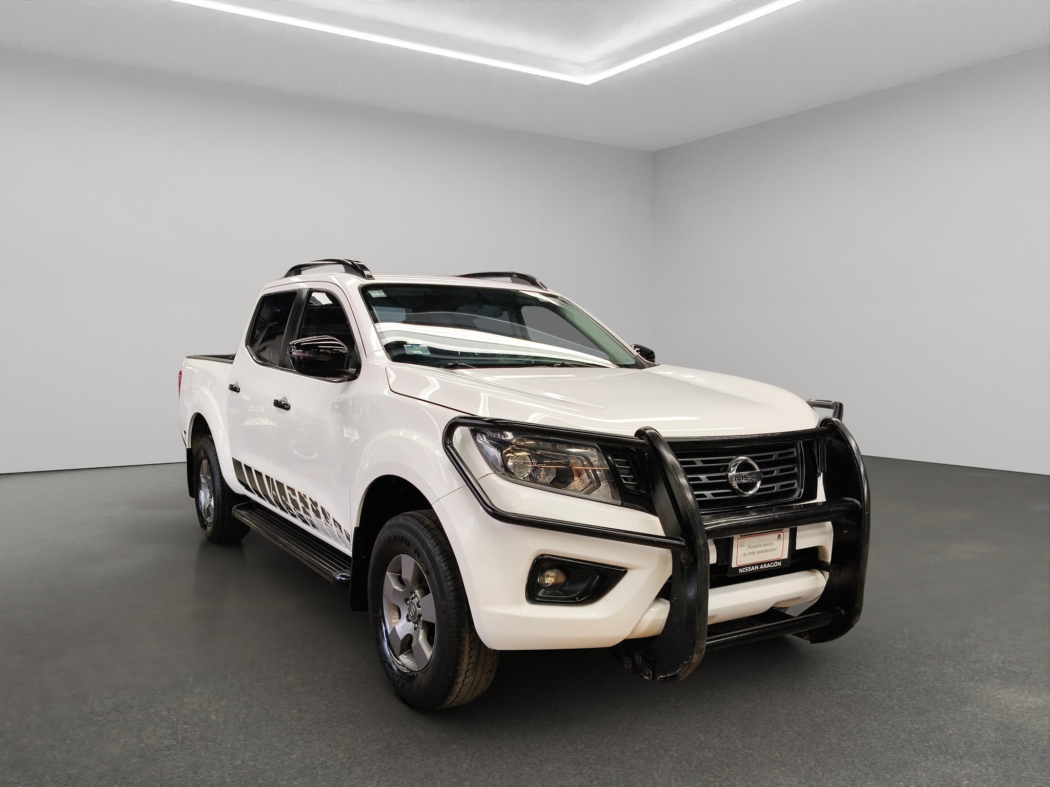 Nissan Comerciales Frontier y NP 300 Frontier Pick-Up 4 pts. NP300 Frontier Midnight LE, Doble Cab., 2.5l, TM6, a/ac., tela/piel, f. led, RA-18 (línea anterior) 2020