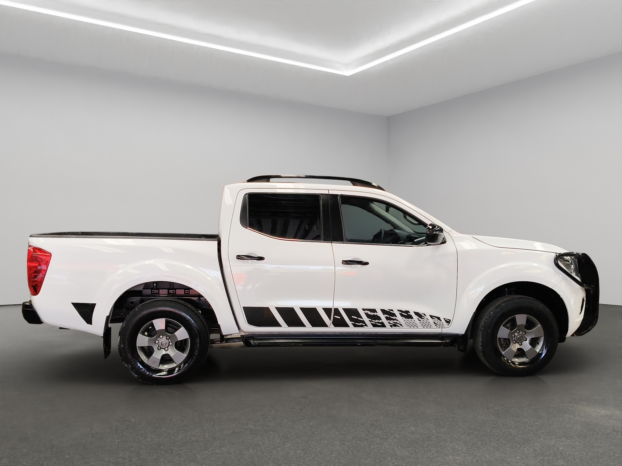 Nissan Comerciales Frontier y NP 300 Frontier Pick-Up 4 pts. NP300 Frontier Midnight LE, Doble Cab., 2.5l, TM6, a/ac., tela/piel, f. led, RA-18 (línea anterior) 2020