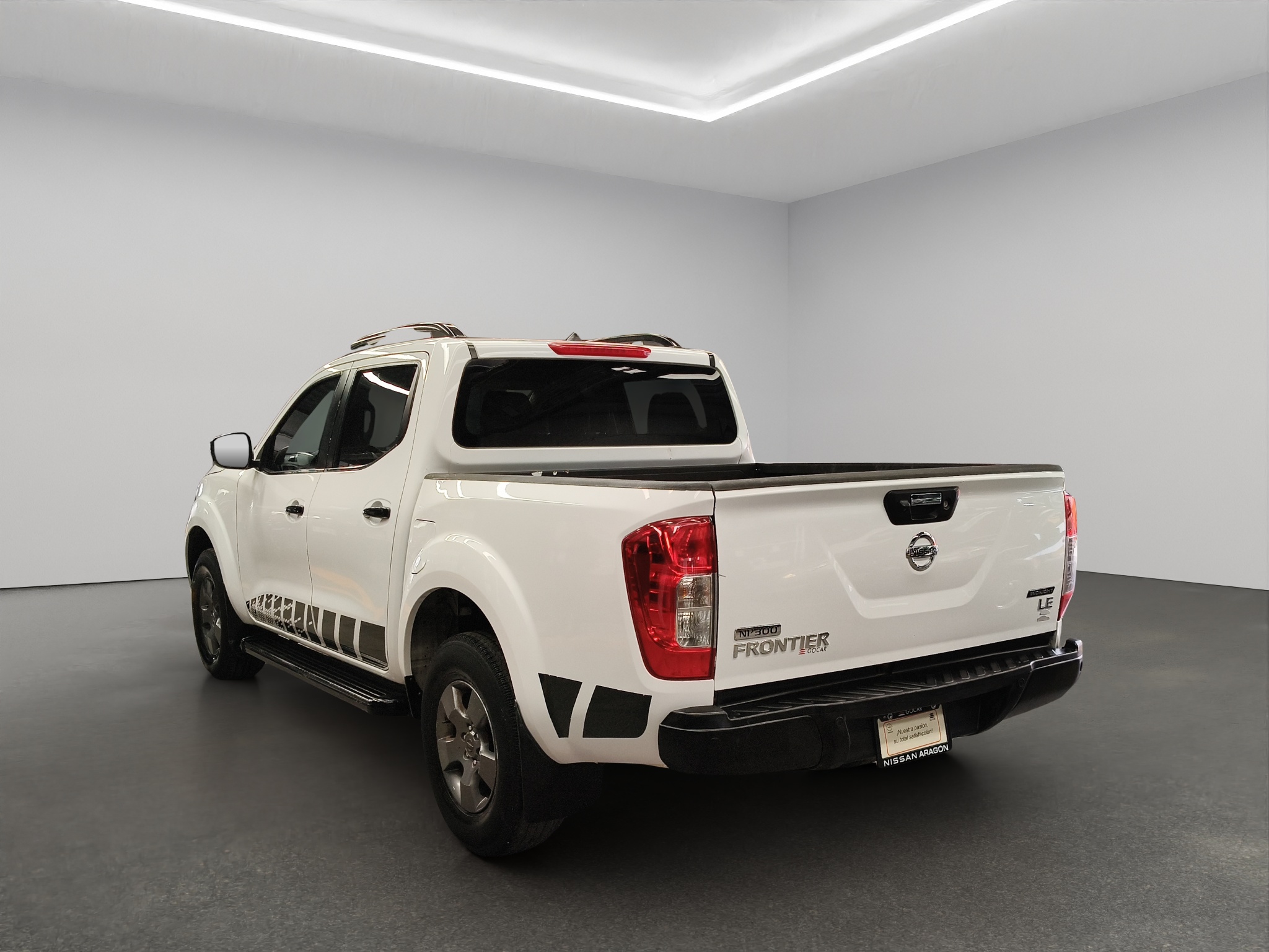 Nissan Comerciales Frontier y NP 300 Frontier Pick-Up 4 pts. NP300 Frontier Midnight LE, Doble Cab., 2.5l, TM6, a/ac., tela/piel, f. led, RA-18 (línea anterior) 2020