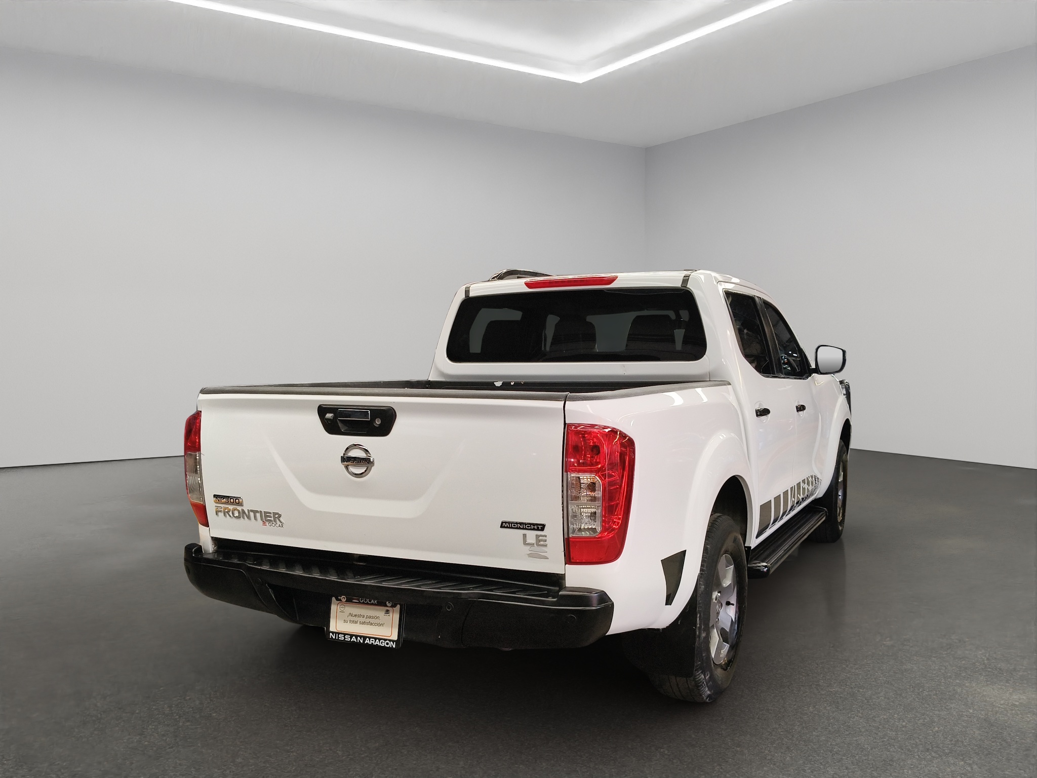 Nissan Comerciales Frontier y NP 300 Frontier Pick-Up 4 pts. NP300 Frontier Midnight LE, Doble Cab., 2.5l, TM6, a/ac., tela/piel, f. led, RA-18 (línea anterior) 2020