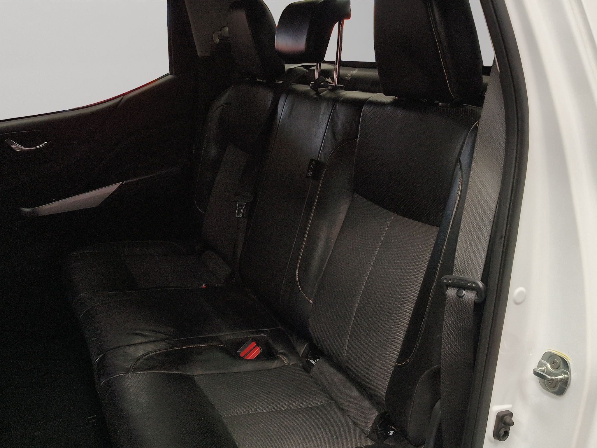 Nissan Comerciales Frontier y NP 300 Frontier Pick-Up 4 pts. NP300 Frontier Midnight LE, Doble Cab., 2.5l, TM6, a/ac., tela/piel, f. led, RA-18 (línea anterior) 2020