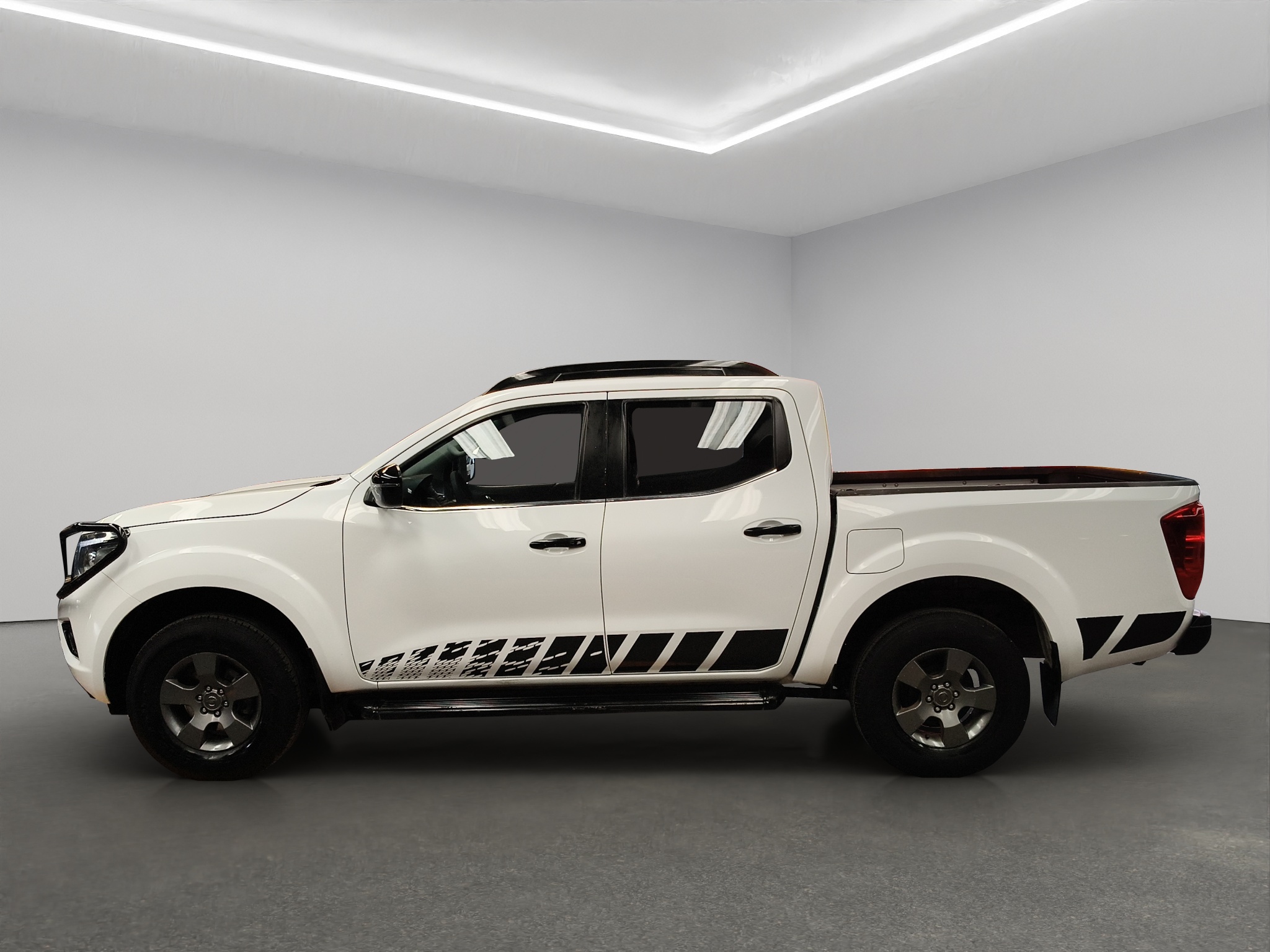 Nissan Comerciales Frontier y NP 300 Frontier Pick-Up 4 pts. NP300 Frontier Midnight LE, Doble Cab., 2.5l, TM6, a/ac., tela/piel, f. led, RA-18 (línea anterior) 2020