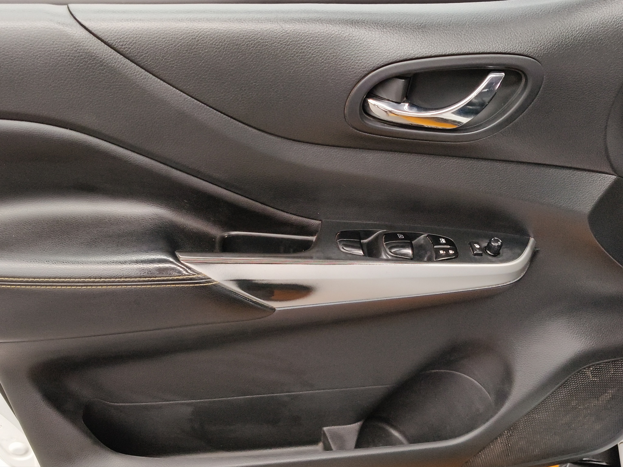 Nissan Comerciales Frontier y NP 300 Frontier Pick-Up 4 pts. NP300 Frontier Midnight LE, Doble Cab., 2.5l, TM6, a/ac., tela/piel, f. led, RA-18 (línea anterior) 2020