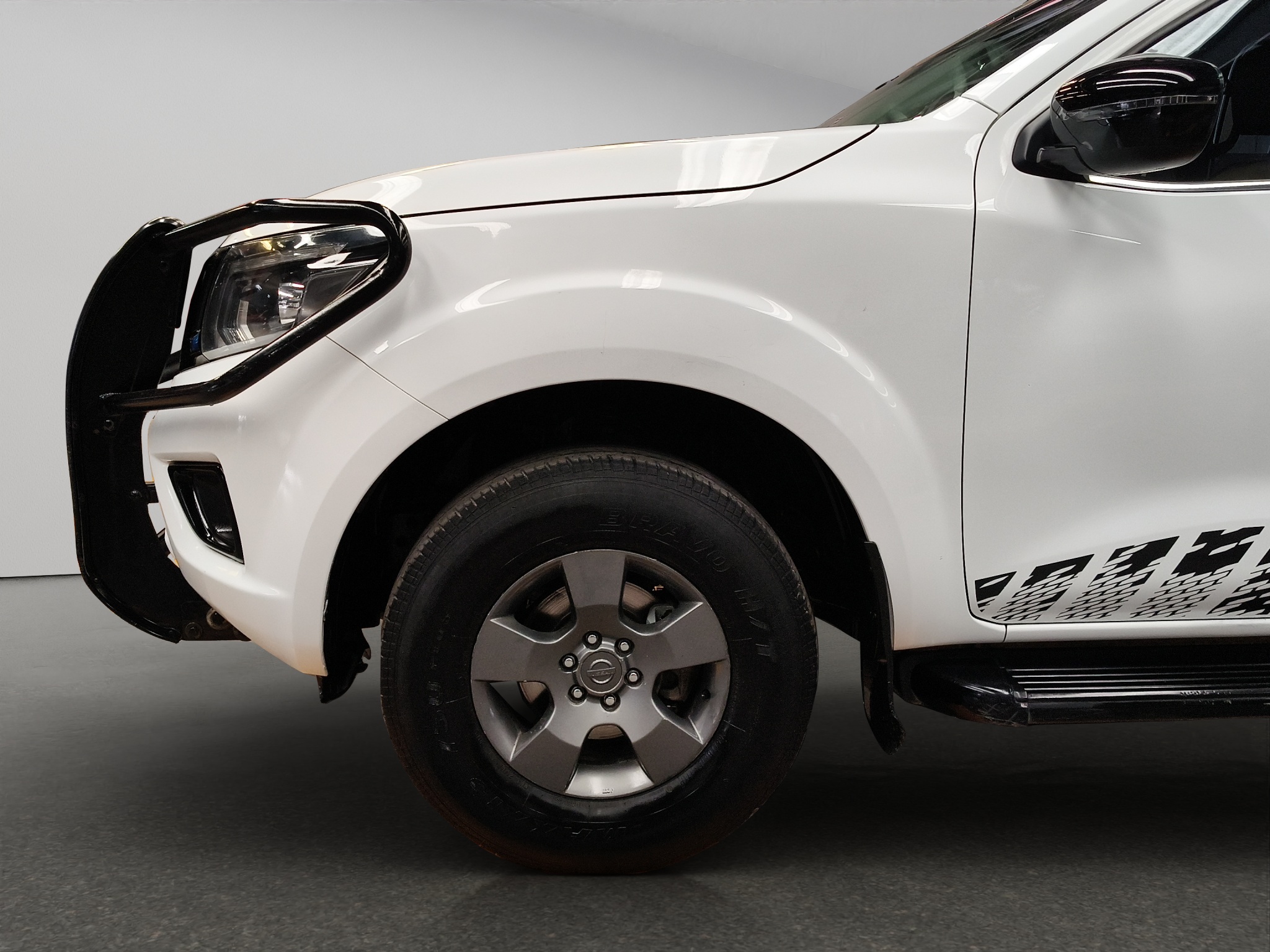 Nissan Comerciales Frontier y NP 300 Frontier Pick-Up 4 pts. NP300 Frontier Midnight LE, Doble Cab., 2.5l, TM6, a/ac., tela/piel, f. led, RA-18 (línea anterior) 2020