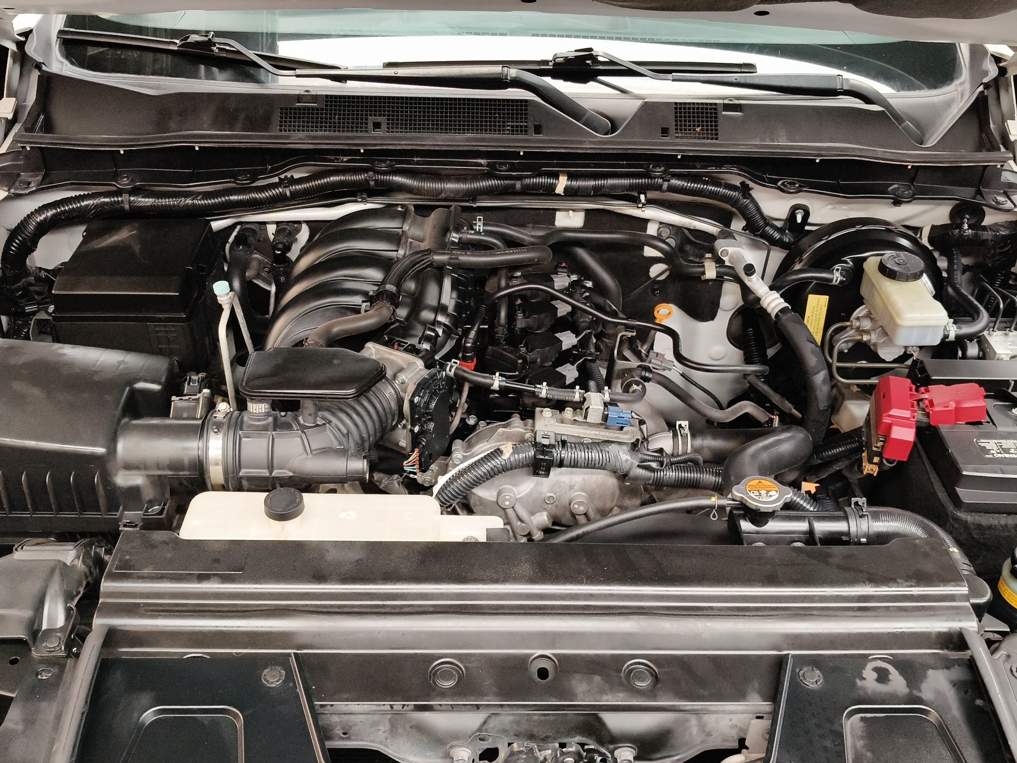 Nissan Comerciales Frontier y NP 300 Frontier Pick-Up 4 pts. NP300 Frontier Midnight LE, Doble Cab., 2.5l, TM6, a/ac., tela/piel, f. led, RA-18 (línea anterior) 2020