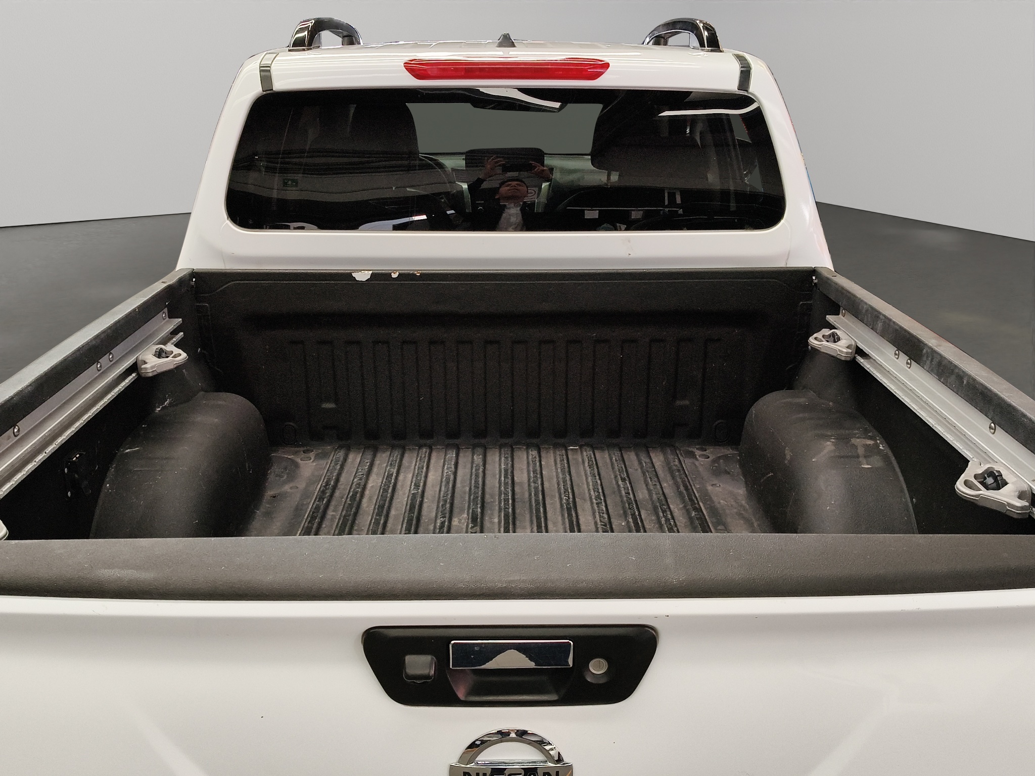 Nissan Comerciales Frontier y NP 300 Frontier Pick-Up 4 pts. NP300 Frontier Midnight LE, Doble Cab., 2.5l, TM6, a/ac., tela/piel, f. led, RA-18 (línea anterior) 2020