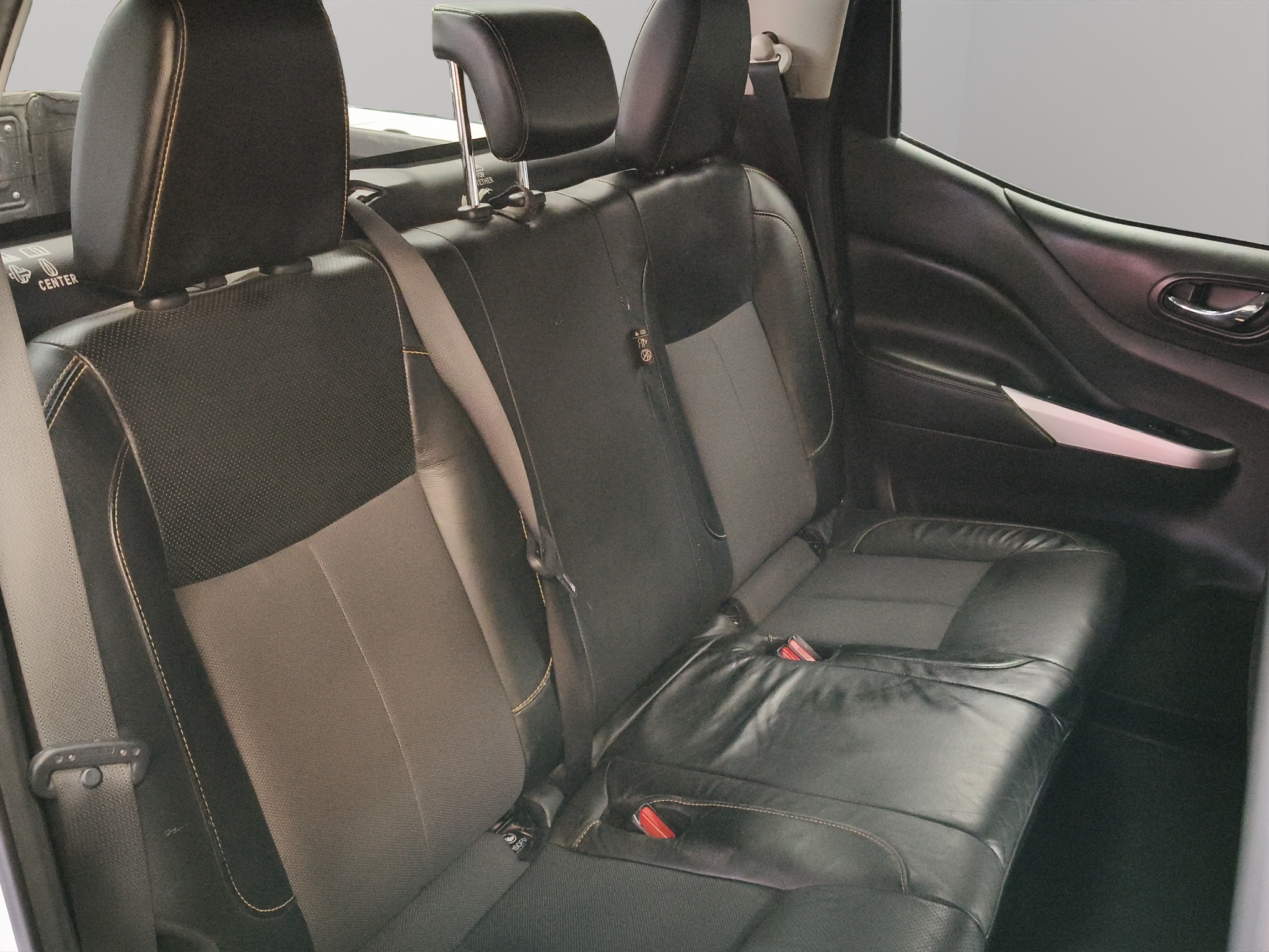 Nissan Comerciales Frontier y NP 300 Frontier Pick-Up 4 pts. NP300 Frontier Midnight LE, Doble Cab., 2.5l, TM6, a/ac., tela/piel, f. led, RA-18 (línea anterior) 2020