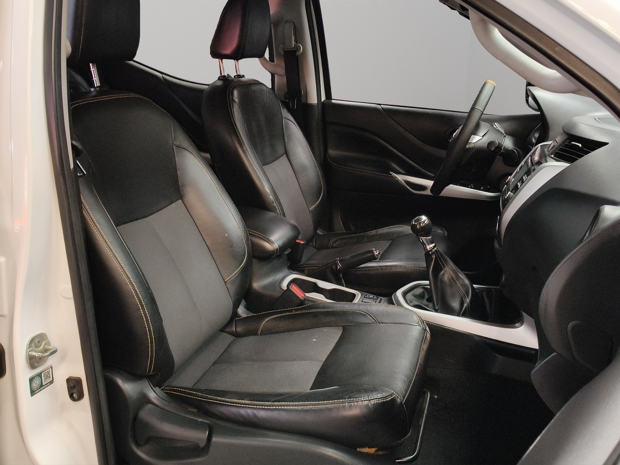 Nissan Comerciales Frontier y NP 300 Frontier Pick-Up 4 pts. NP300 Frontier Midnight LE, Doble Cab., 2.5l, TM6, a/ac., tela/piel, f. led, RA-18 (línea anterior) 2020