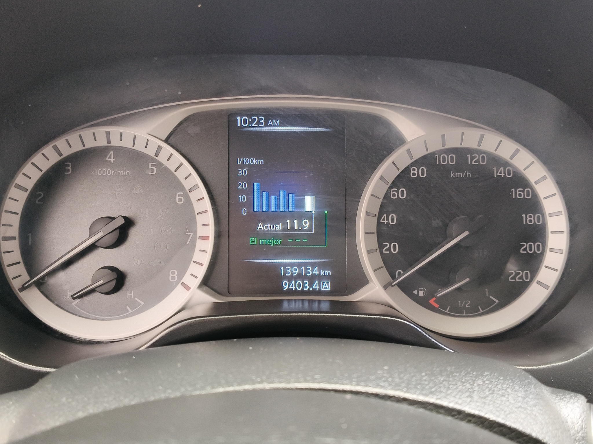 Nissan Comerciales Frontier y NP 300 Frontier Pick-Up 4 pts. NP300 Frontier Midnight LE, Doble Cab., 2.5l, TM6, a/ac., tela/piel, f. led, RA-18 (línea anterior) 2020