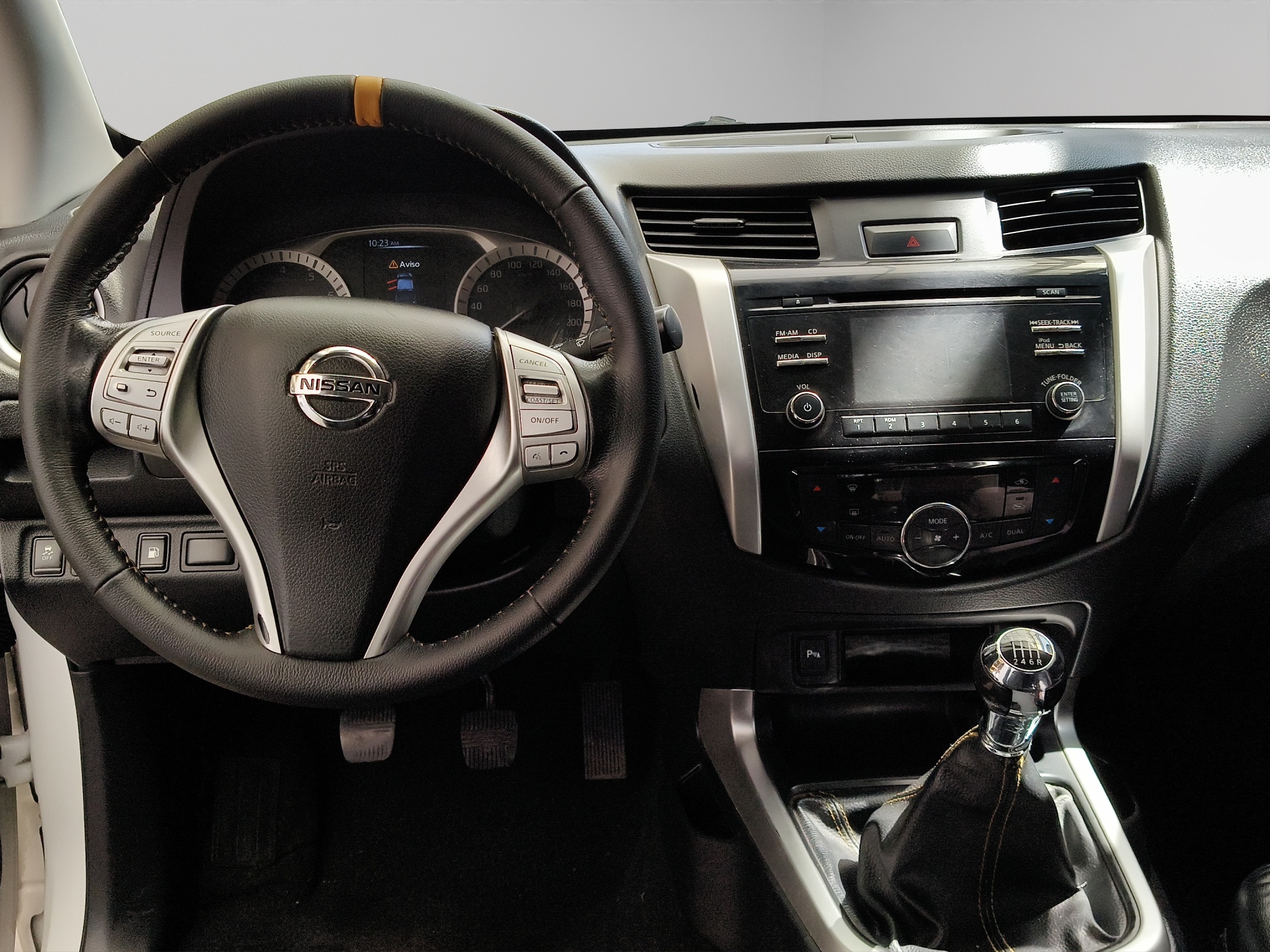 Nissan Comerciales Frontier y NP 300 Frontier Pick-Up 4 pts. NP300 Frontier Midnight LE, Doble Cab., 2.5l, TM6, a/ac., tela/piel, f. led, RA-18 (línea anterior) 2020