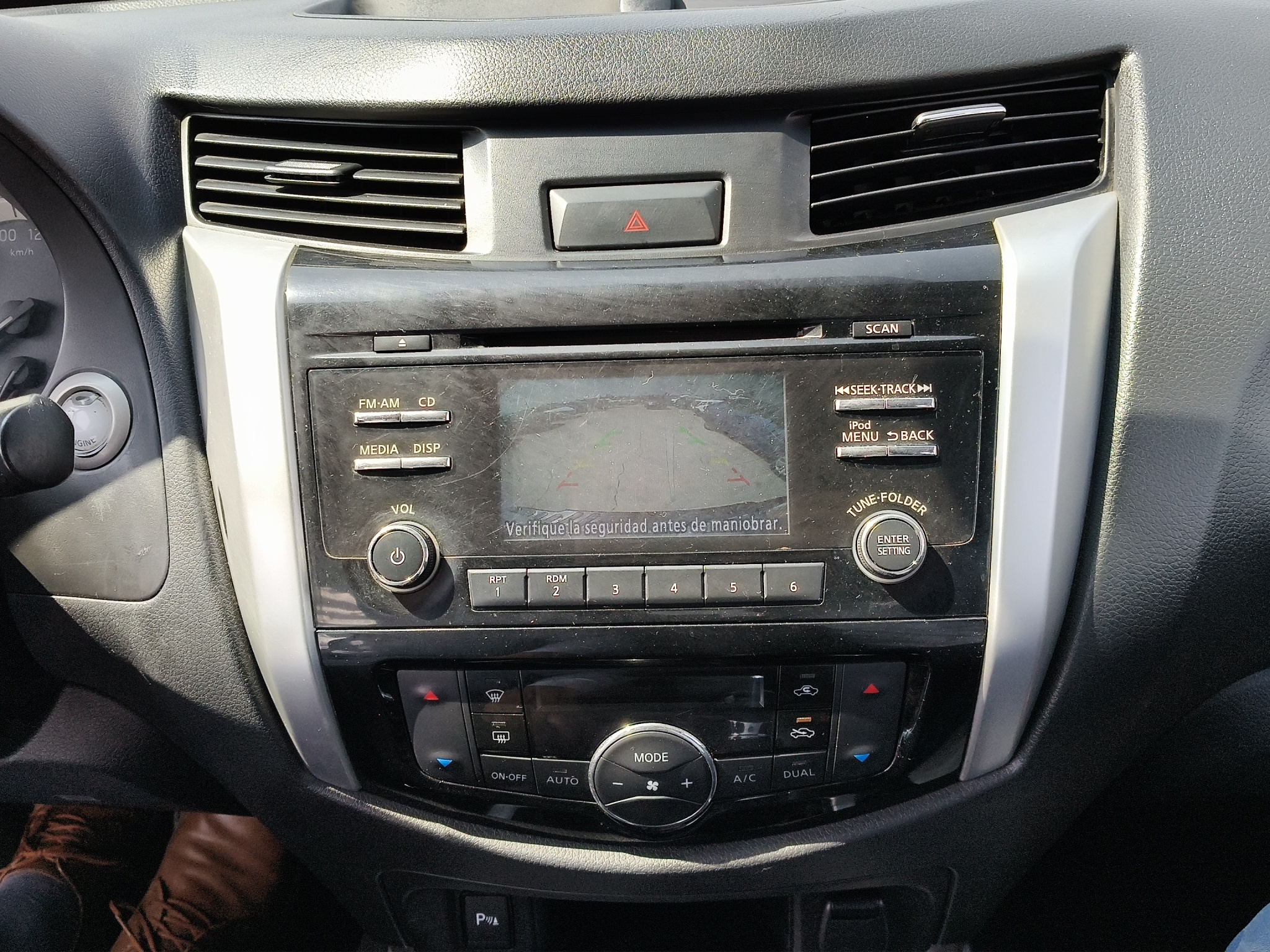 Nissan Comerciales Frontier y NP 300 Frontier Pick-Up 4 pts. NP300 Frontier Midnight LE, Doble Cab., 2.5l, TM6, a/ac., tela/piel, f. led, RA-18 (línea anterior) 2020