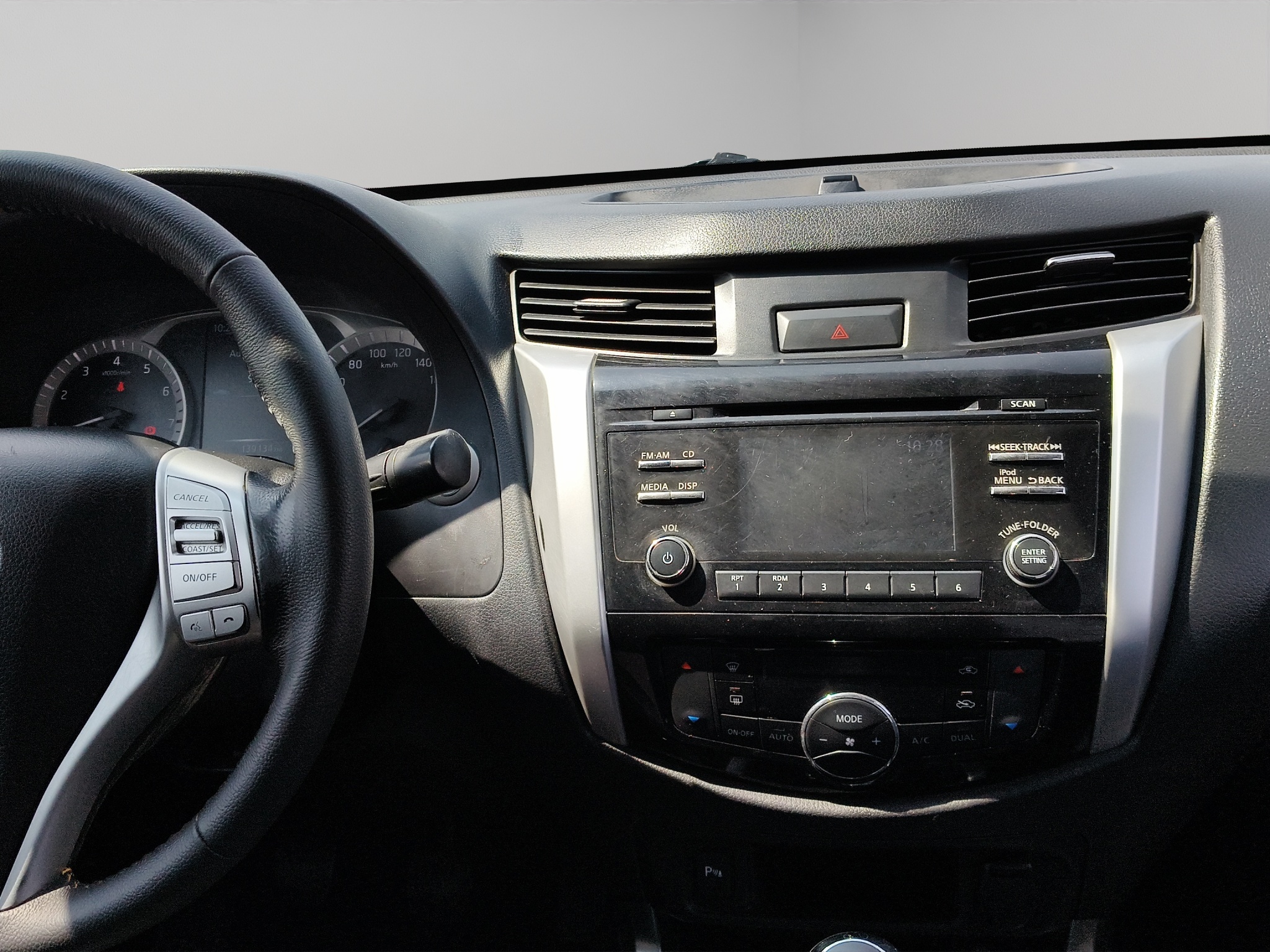 Nissan Comerciales Frontier y NP 300 Frontier Pick-Up 4 pts. NP300 Frontier Midnight LE, Doble Cab., 2.5l, TM6, a/ac., tela/piel, f. led, RA-18 (línea anterior) 2020