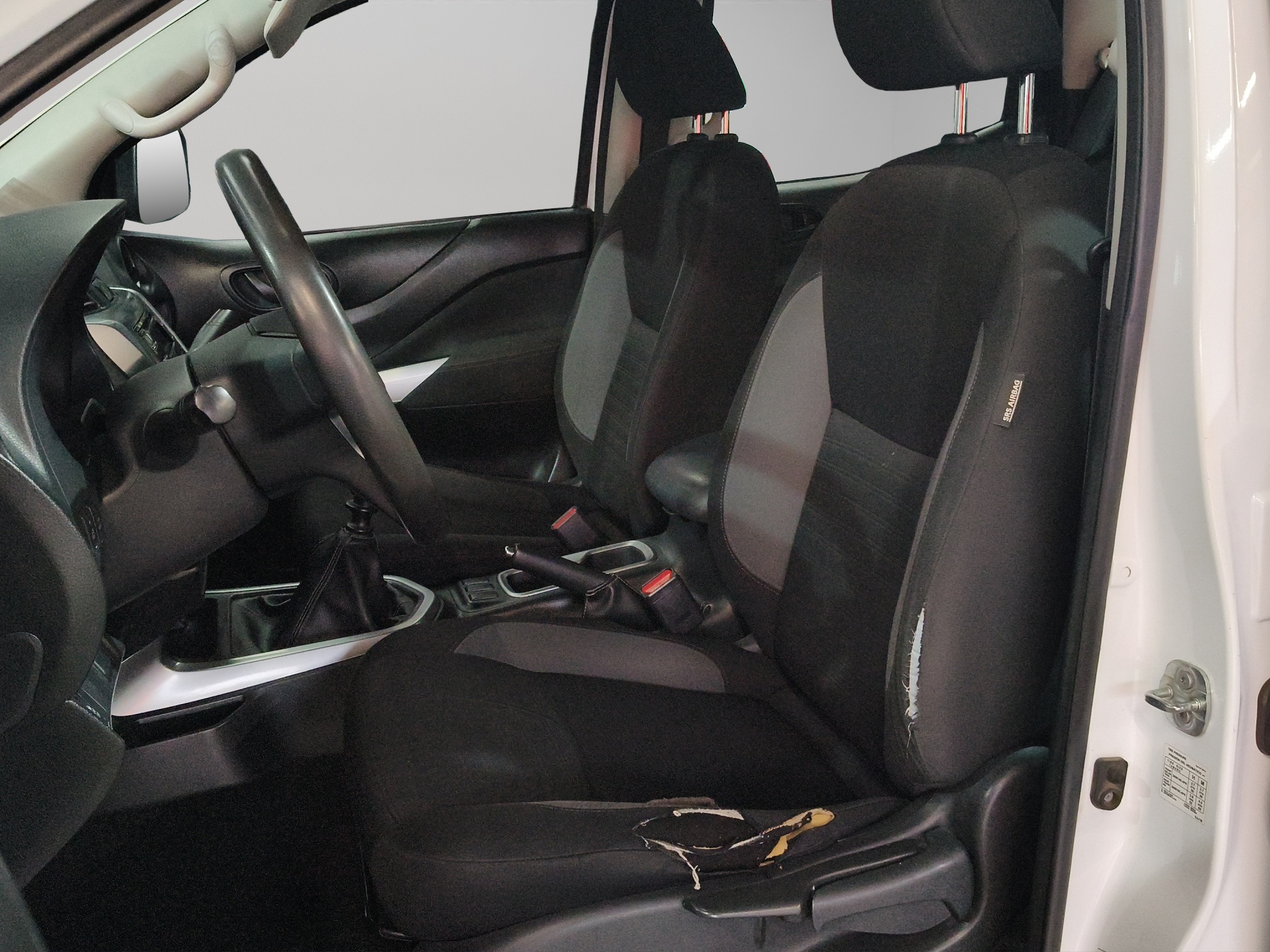 Nissan Comerciales Frontier y NP 300 Frontier Pick-Up 4 pts. Frontier SE, Doble Cab., L4, 2.5l, TM6, a/ac., VE, R-16 (cambio de línea) 2021