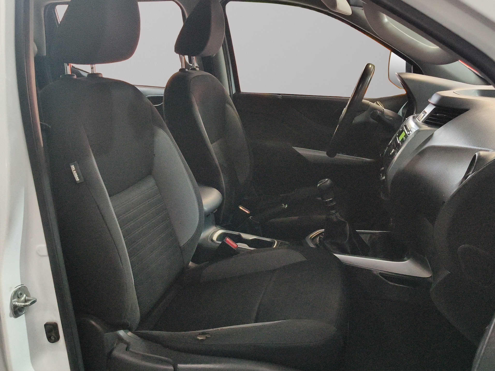 Nissan Comerciales Frontier y NP 300 Frontier Pick-Up 4 pts. Frontier SE, Doble Cab., L4, 2.5l, TM6, a/ac., VE, R-16 (cambio de línea) 2021