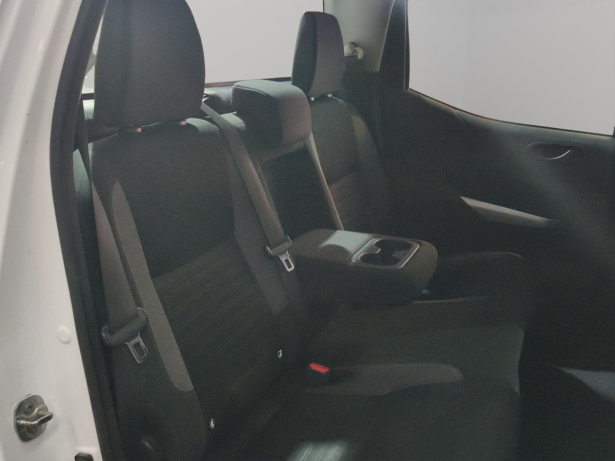 Nissan Comerciales Frontier y NP 300 Frontier Pick-Up 4 pts. Frontier SE, Doble Cab., L4, 2.5l, TM6, a/ac., VE, R-16 (cambio de línea) 2021