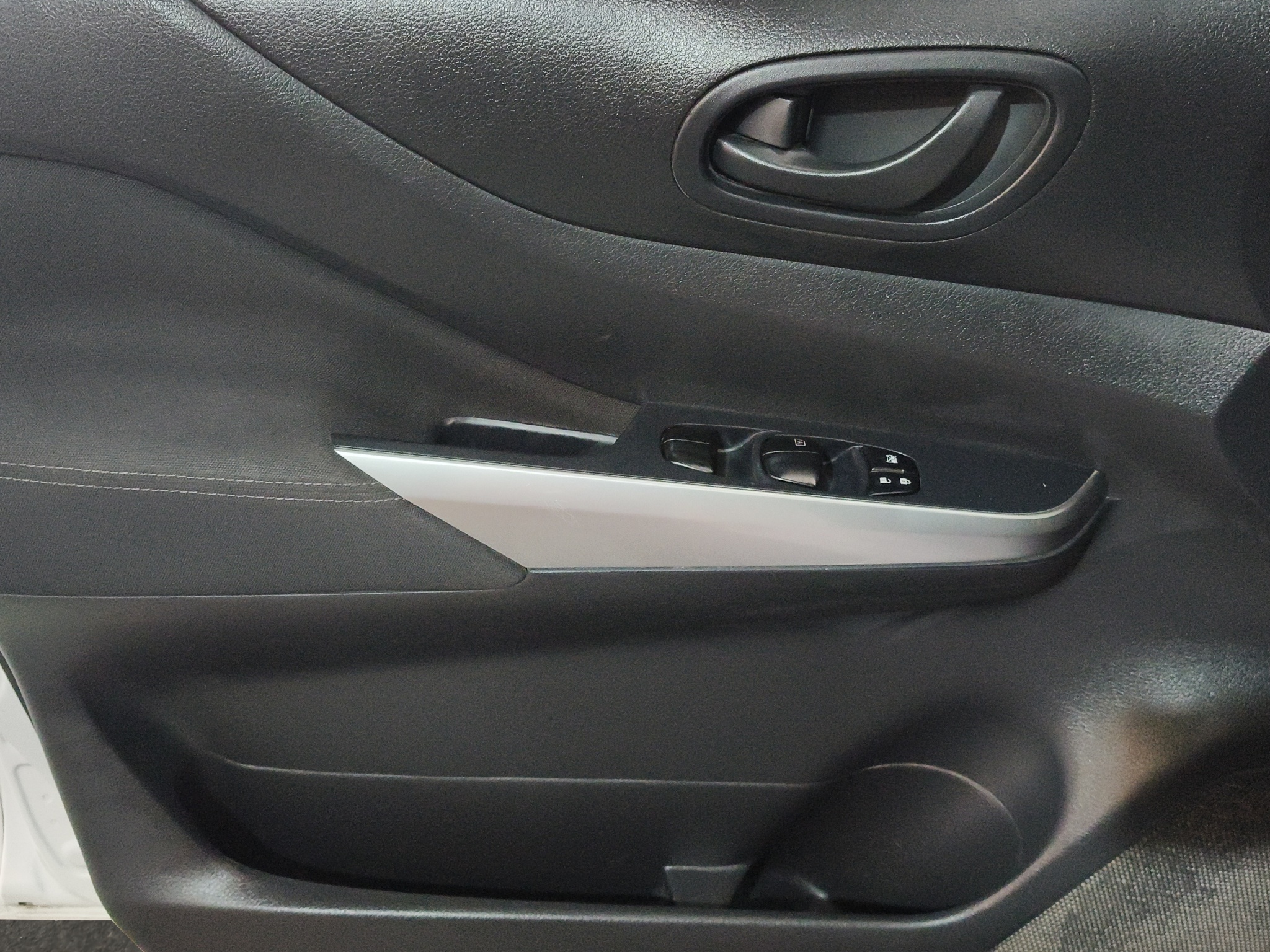 Nissan Comerciales Frontier y NP 300 Frontier Pick-Up 4 pts. Frontier SE, Doble Cab., L4, 2.5l, TM6, a/ac., VE, R-16 (cambio de línea) 2021