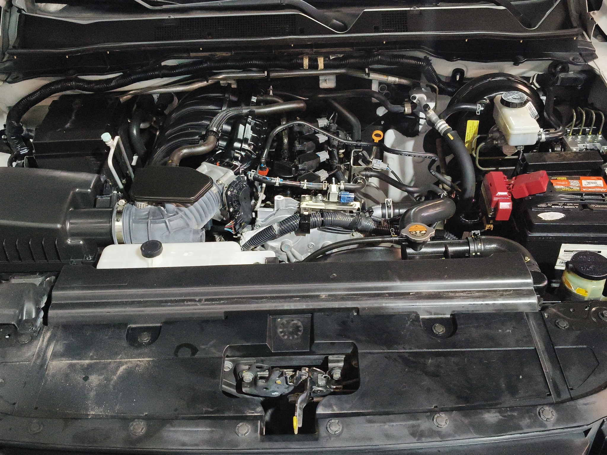 Nissan Comerciales Frontier y NP 300 Frontier Pick-Up 4 pts. Frontier SE, Doble Cab., L4, 2.5l, TM6, a/ac., VE, R-16 (cambio de línea) 2021