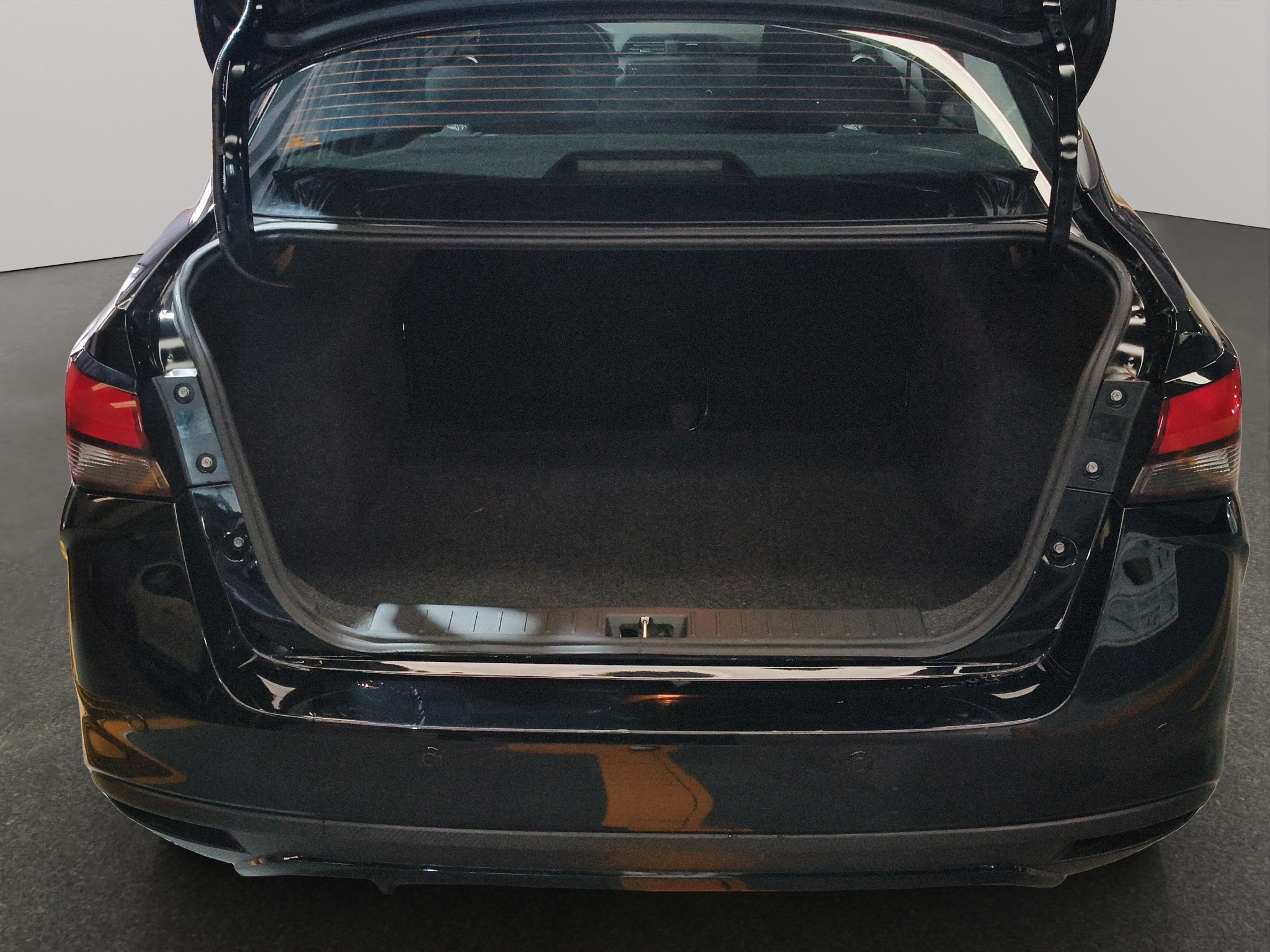 Nissan Versa 4 pts. SR, TA, a/ac. Aut., f. niebla, f. led, spoiler, RA-17 2024