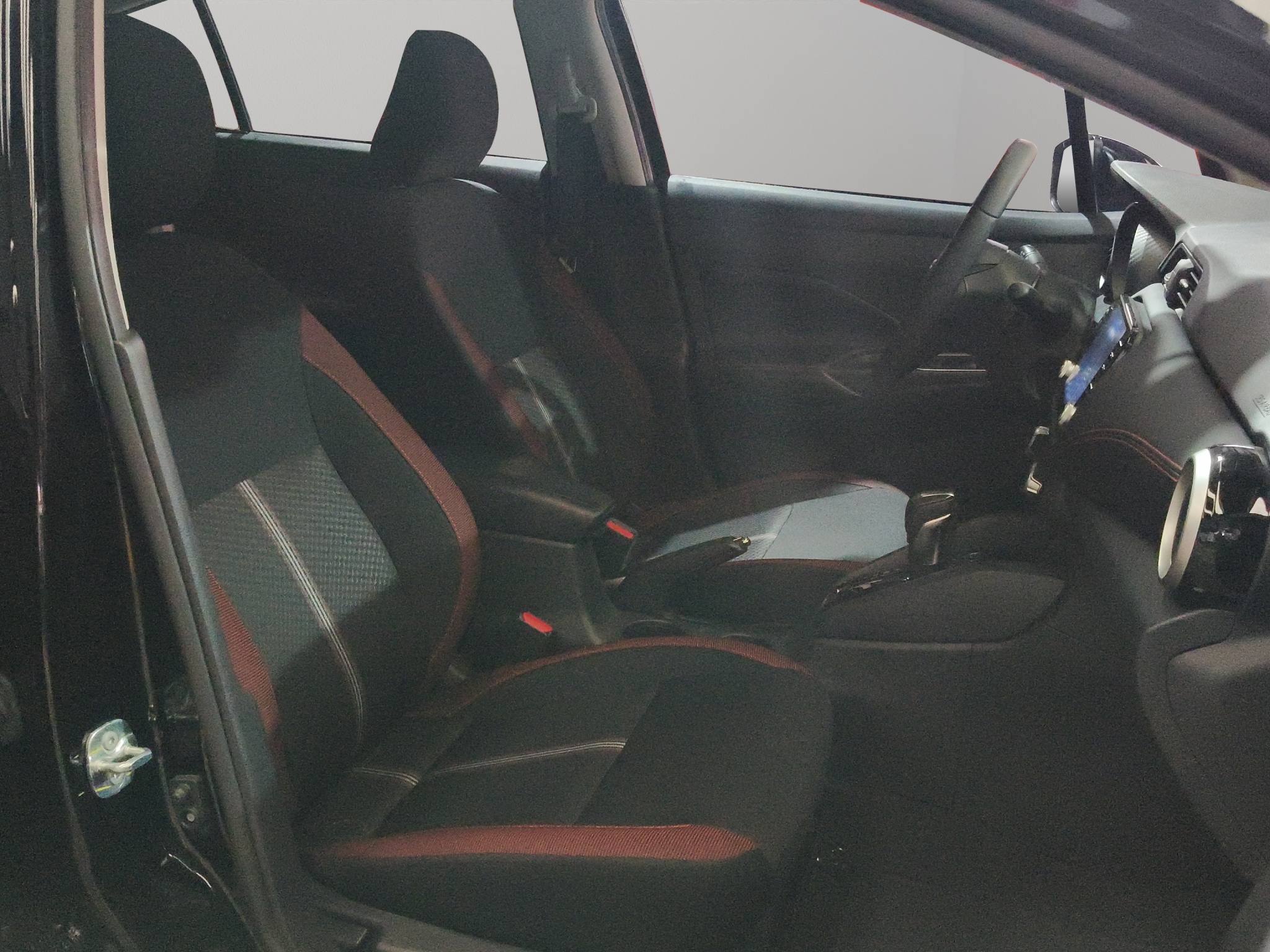 Nissan Versa 4 pts. SR, TA, a/ac. Aut., f. niebla, f. led, spoiler, RA-17 2024