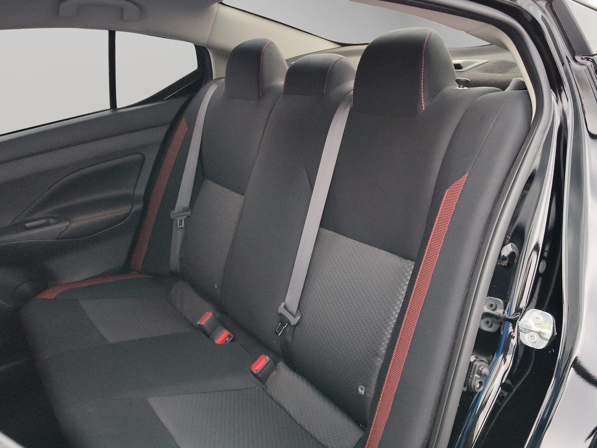 Nissan Versa 4 pts. SR, TA, a/ac. Aut., f. niebla, f. led, spoiler, RA-17 2024