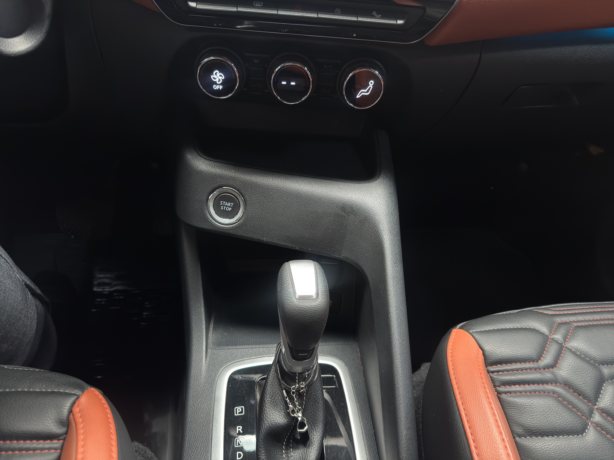 Nissan Magnite 5 pts. Exclusive, 1.0T, CVT, piel, RA-16 2025