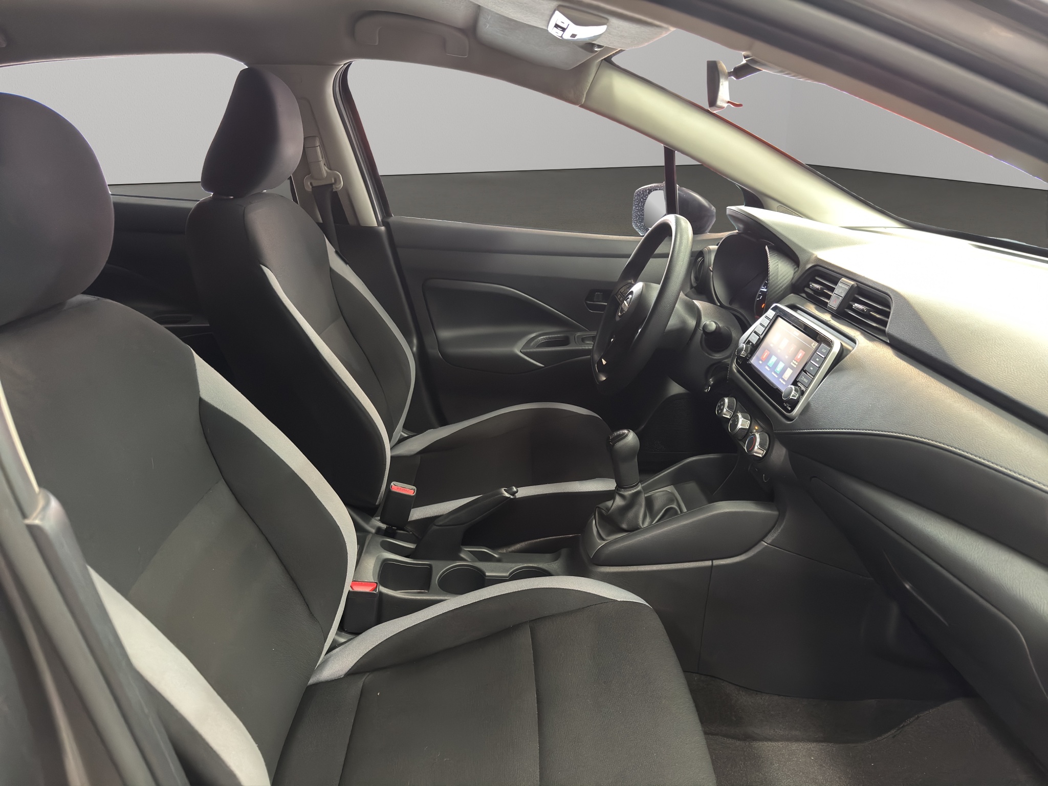 Nissan Versa 4 pts. Sense, TM5, a/ac., R-15 (línea anterior) 2025