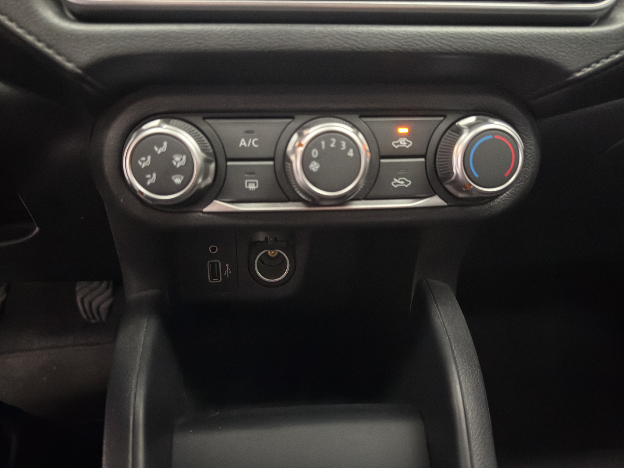 Nissan Versa 4 pts. Sense, TM5, a/ac., R-15 (línea anterior) 2025