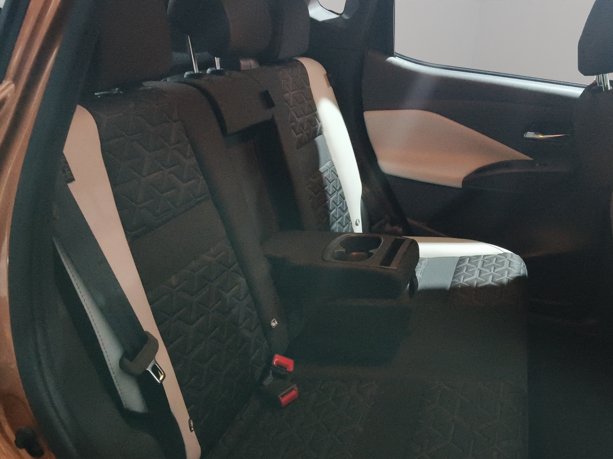 Nissan Magnite  5 pts. Exclusive, 1.0T, TM5, piel, RA-16 2025