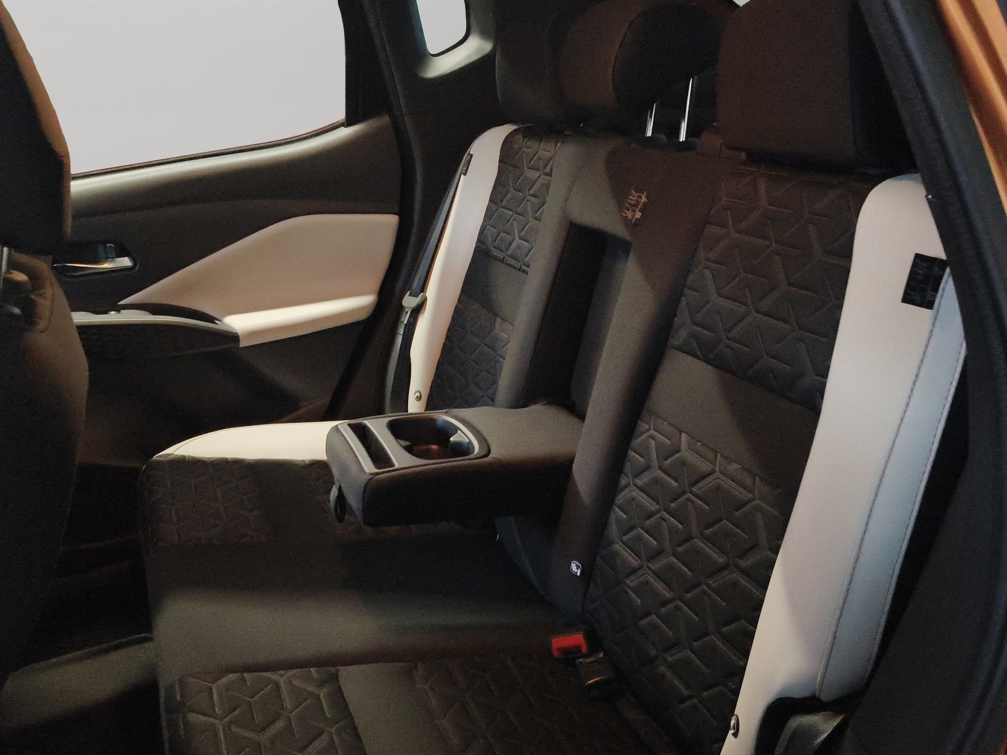 Nissan Magnite  5 pts. Exclusive, 1.0T, TM5, piel, RA-16 2025