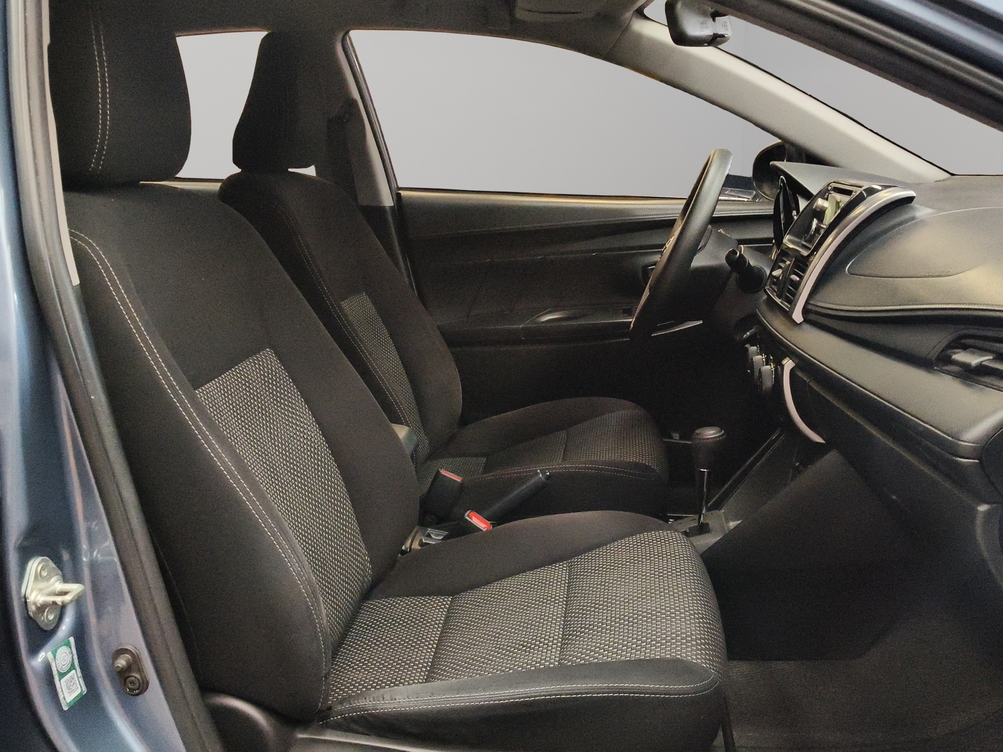 Toyota Yaris 4 pts. Core, CVT, a/ac., f. halógeno, R-15 2017